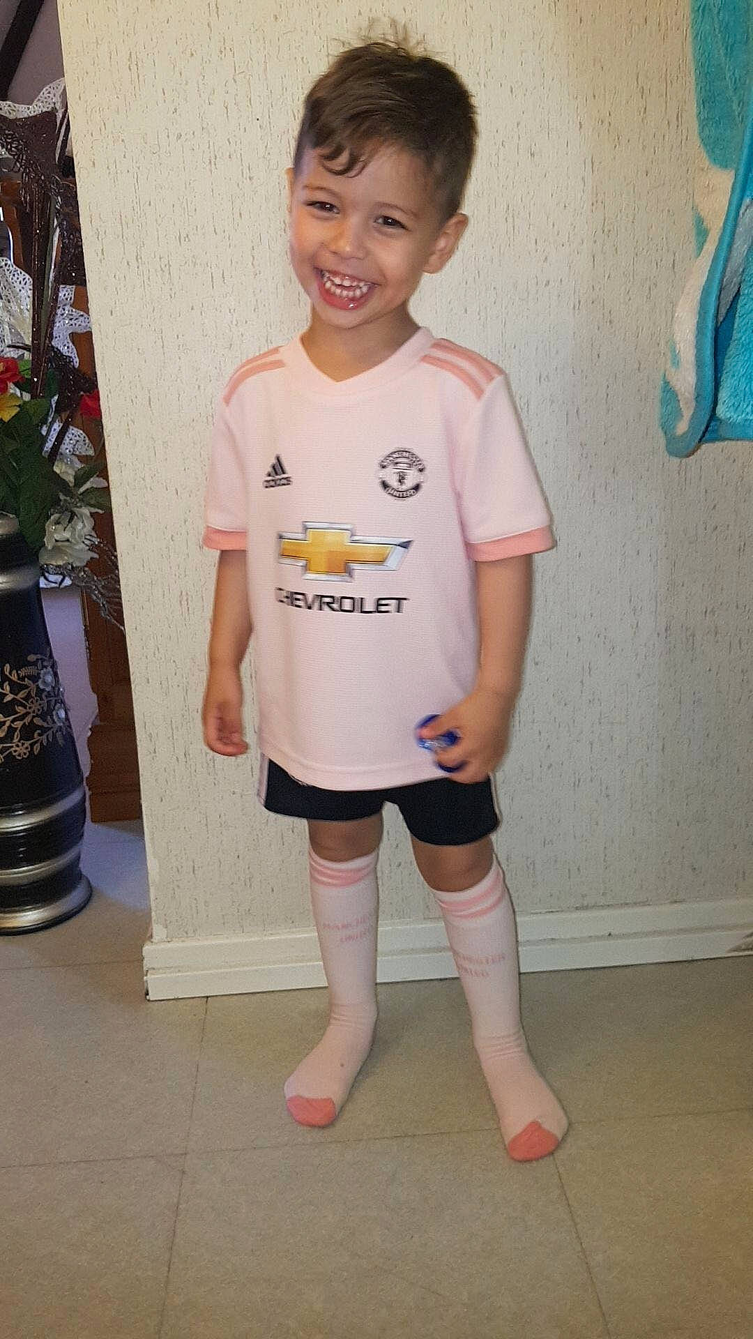 Zyad participe au concours pour gagner de l'argent avec cette photo : baby, baby_toddler_clothing, child, clothing, footwear, human_leg, joy, knee, leg, person, pink, shoe, skin, sleeve, sportswear, standing, t_shirt, thigh, toddler