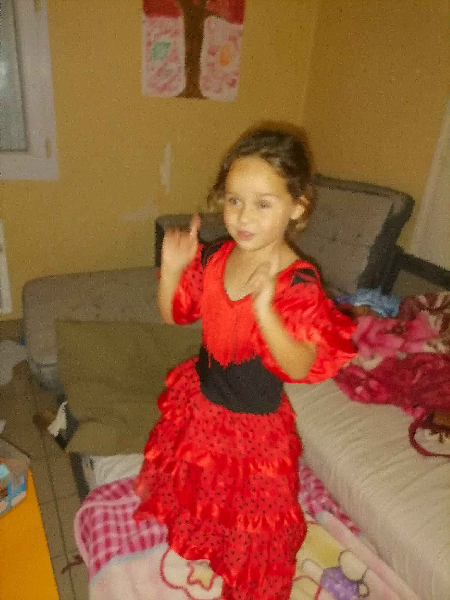 Alicia a rejoint le concours — aidez-le/la à gagner de superbes lots ! abdomen, couch, day_dress, event, flooring, formal_wear, fun, happy, human_leg, magenta, person, picture_frame, pink, room, ruffle, sitting, smile, thigh, toddler, trunk