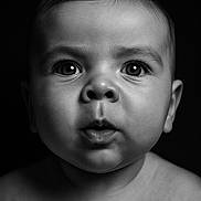 Clotaire participe au concours pour gagner de l'argent avec cette photo : baby, black_and_white, child, close_up, curious, emotion, expression, eyes, face, head, infant, innocence, monochrome, person, photography, portrait, skin, soft_light, studio, young