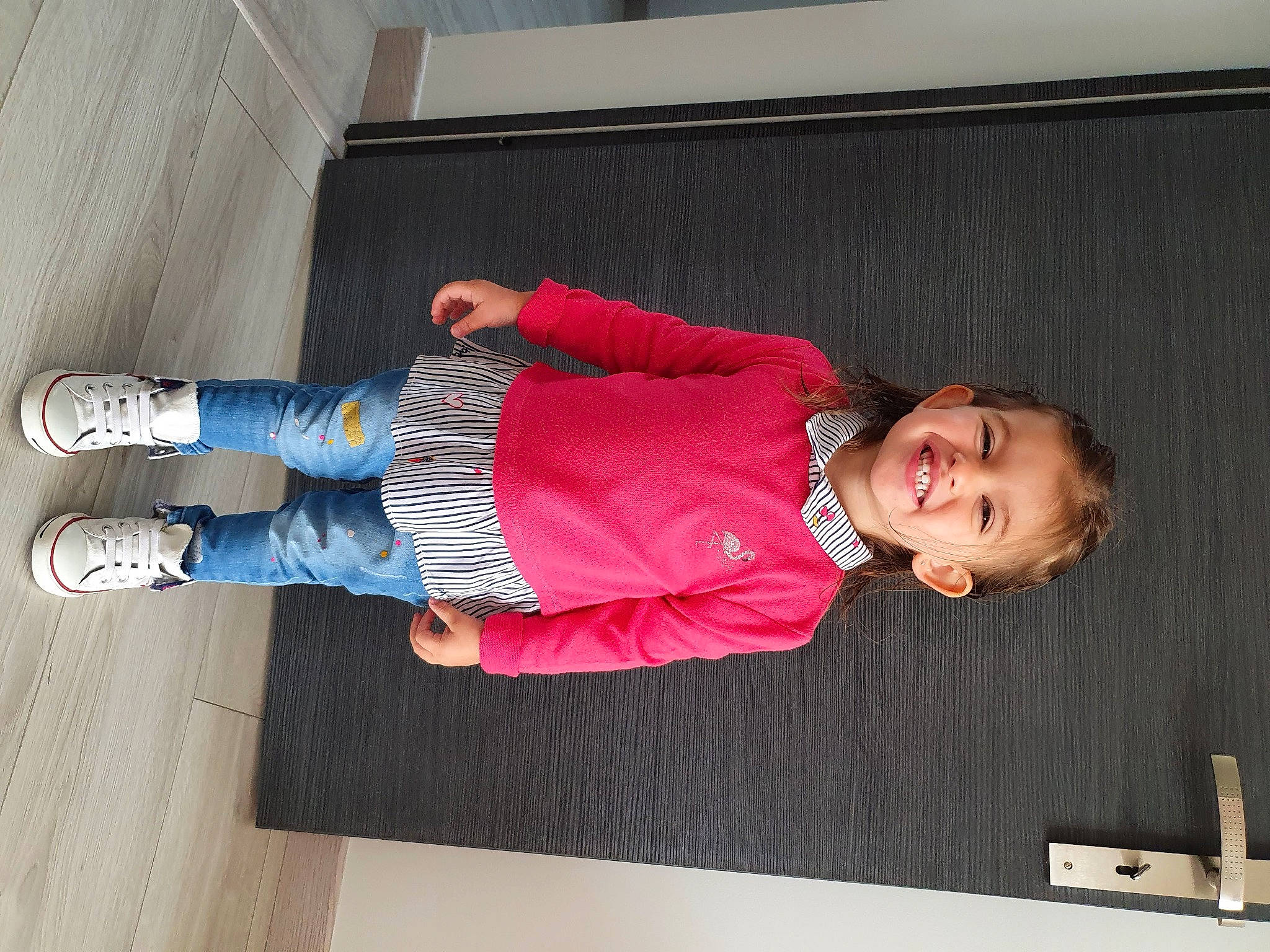 Lia a rejoint le concours — aidez-le/la à gagner de superbes lots ! baby_toddler_clothing, child, cleanliness, electric_blue, flooring, fun, happy, hardwood, joy, magenta, pattern, person, sleeve, smile, sock, sportswear, t_shirt, thigh, toddler, wood