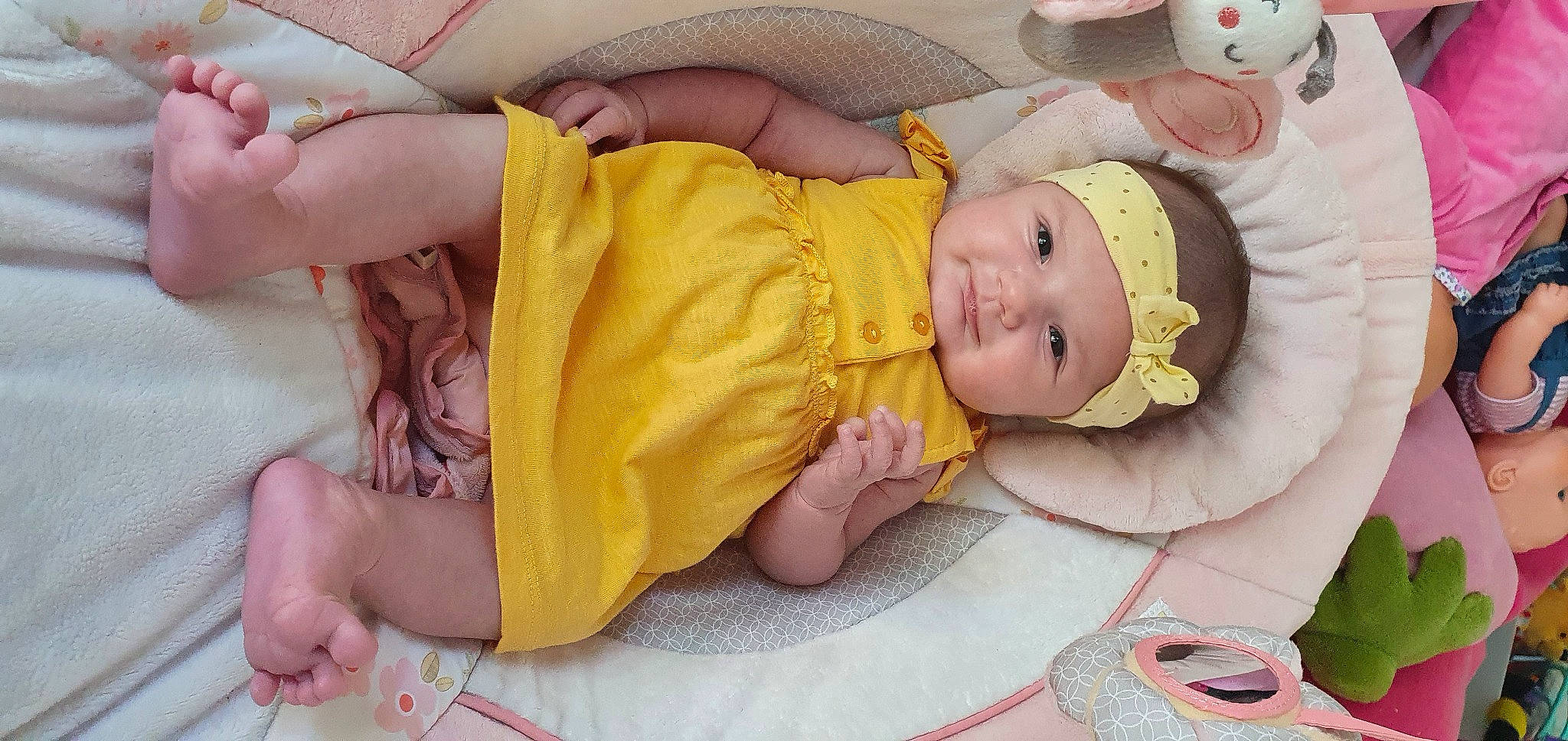 Loona a rejoint le concours — aidez-le/la à gagner de superbes lots ! baby, baby_products, baby_safety, baby_sleeping, baby_toddler_clothing, child, comfort, eye, happy, head, headwear, linens, person, pink, room, skin, smile, textile, thumb, toddler