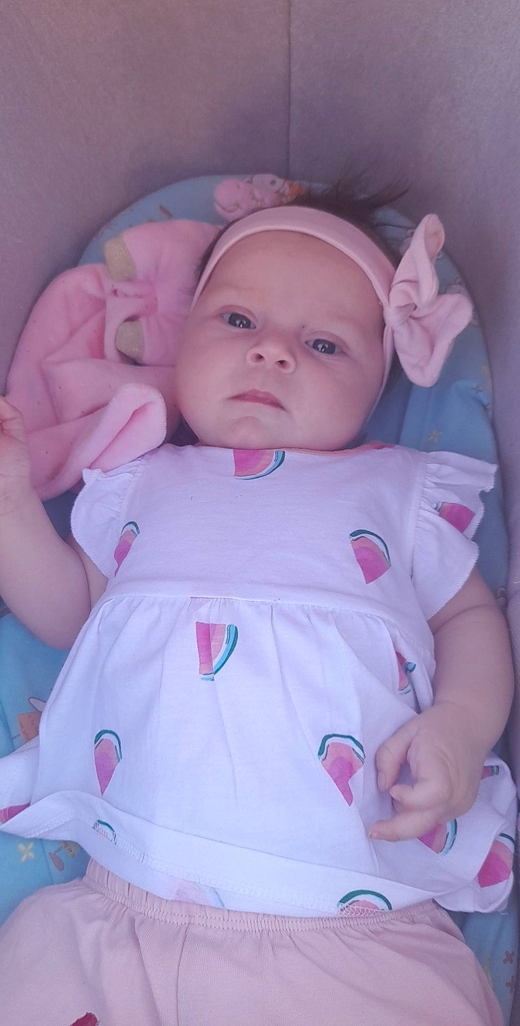 Kelyna participe au concours pour gagner de l'argent avec cette photo : baby, baby_products, baby_safety, baby_toddler_clothing, beauty, cheek, child, comfort, eye, happy, headwear, iris, linens, nose, person, pink, product, skin, sleeve, t_shirt