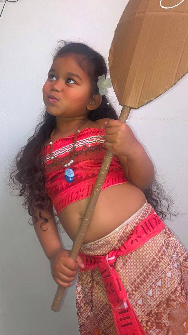 Sanaë participe au concours pour gagner de l'argent avec cette photo : abdomen, arm, black_hair, chest, chin, eye, eyelash, face, hair, hairstyle, head, human_body, jewellery, long_hair, navel, person, pink, skin, thigh, trunk