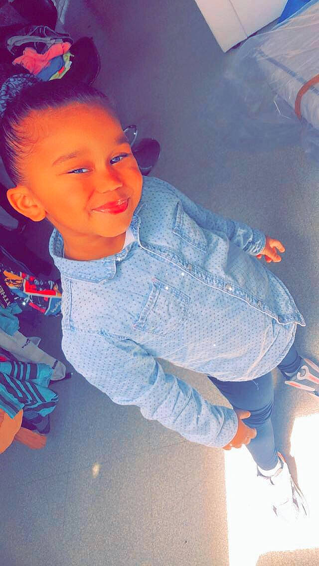 Sanaë a rejoint le concours — aidez-le/la à gagner de superbes lots ! azure, child, cool, electric_blue, finger, flooring, fun, hairstyle, happy, joy, leisure, mouth, orange, pattern, person, play, sitting, smile, space, standing