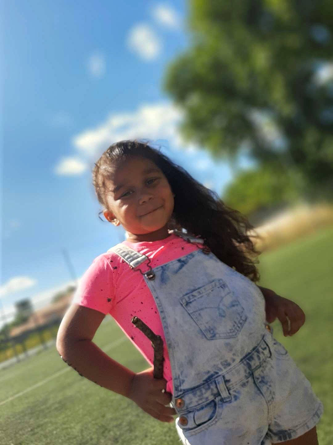 Sanaë a rejoint le concours — aidez-le/la à gagner de superbes lots ! black_hair, child, cloud, electric_blue, flash_photography, fun, grass, grassland, happy, joy, landscape, leisure, long_hair, people_in_nature, person, plant, portrait_photography, recreation, sky, smile