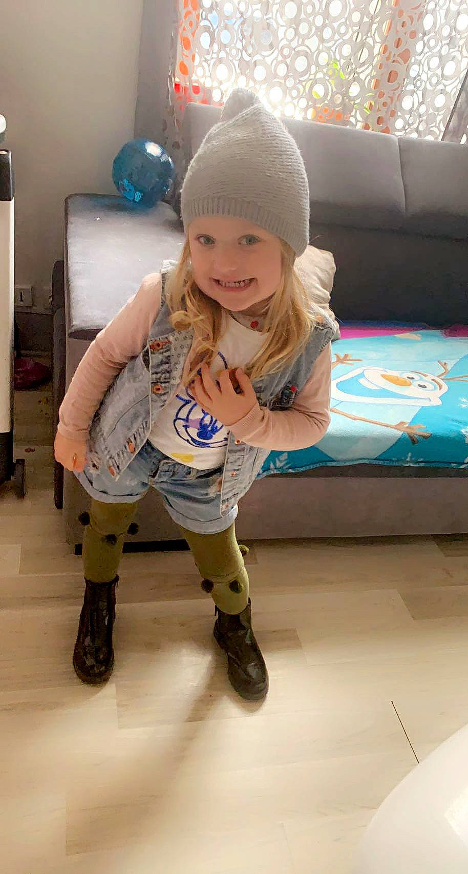 Illyana a rejoint le concours — aidez-le/la à gagner de superbes lots ! blond, boot, cap, child, face, flooring, fun, happy, headwear, home_appliance, human_leg, joy, kitchen_appliance, knee, leg, leisure, person, recreation, skin, smile