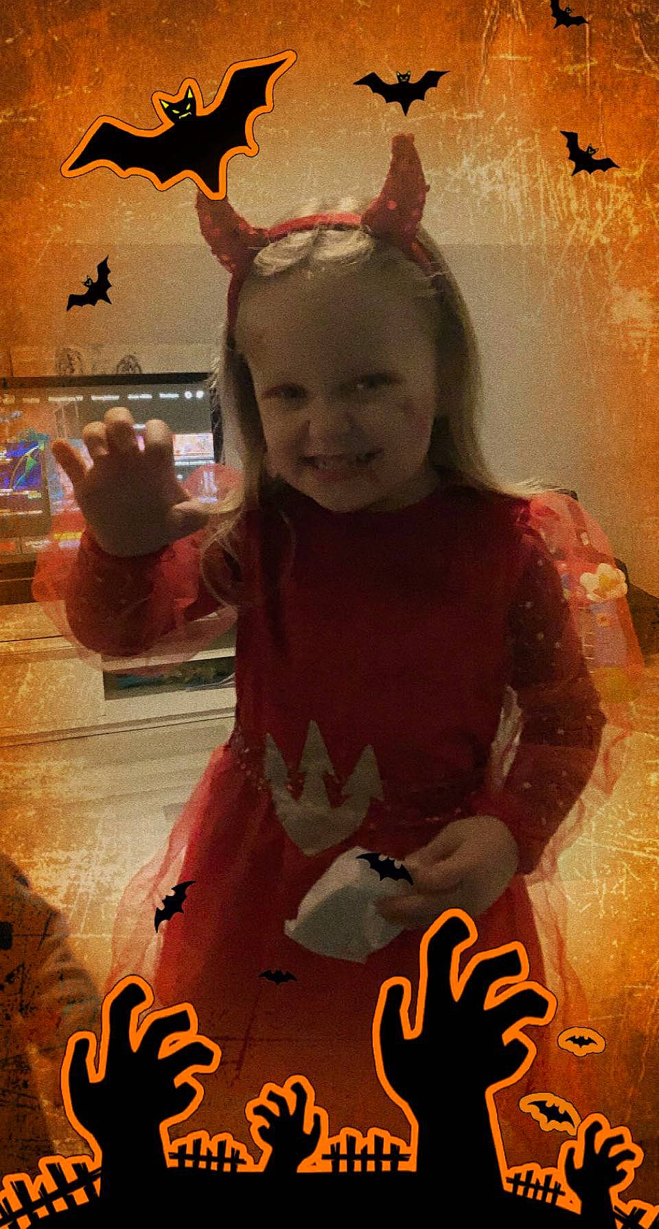 Illyana participe au concours pour gagner de l'argent avec cette photo : child, fictional_character, flash_photography, font, fun, happy, joy, laugh, orange, organ, person, photo_caption, photography, room, smile, snapshot, t_shirt, toddler