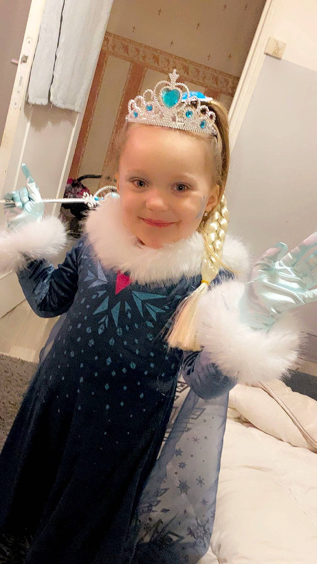 Illyana participe au concours pour gagner de l'argent avec cette photo : costume, costume_hat, crown, event, fashion_accessory, fashion_design, fun, fur, fur_clothing, glove, happy, hat, headband, headgear, headpiece, holiday, jewellery, joy, person, room