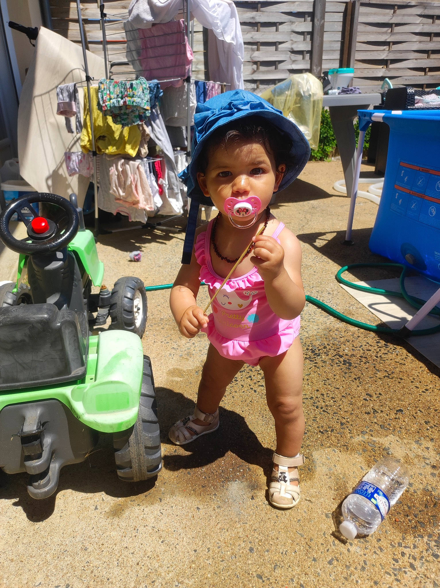 Neela a rejoint le concours — aidez-le/la à gagner de superbes lots ! automotive_tire, blue, child, fun, green, hat, human_leg, leg, leisure, person, recreation, sandal, shoe, shorts, sneakers, t_shirt, thigh, tire, toddler, toy