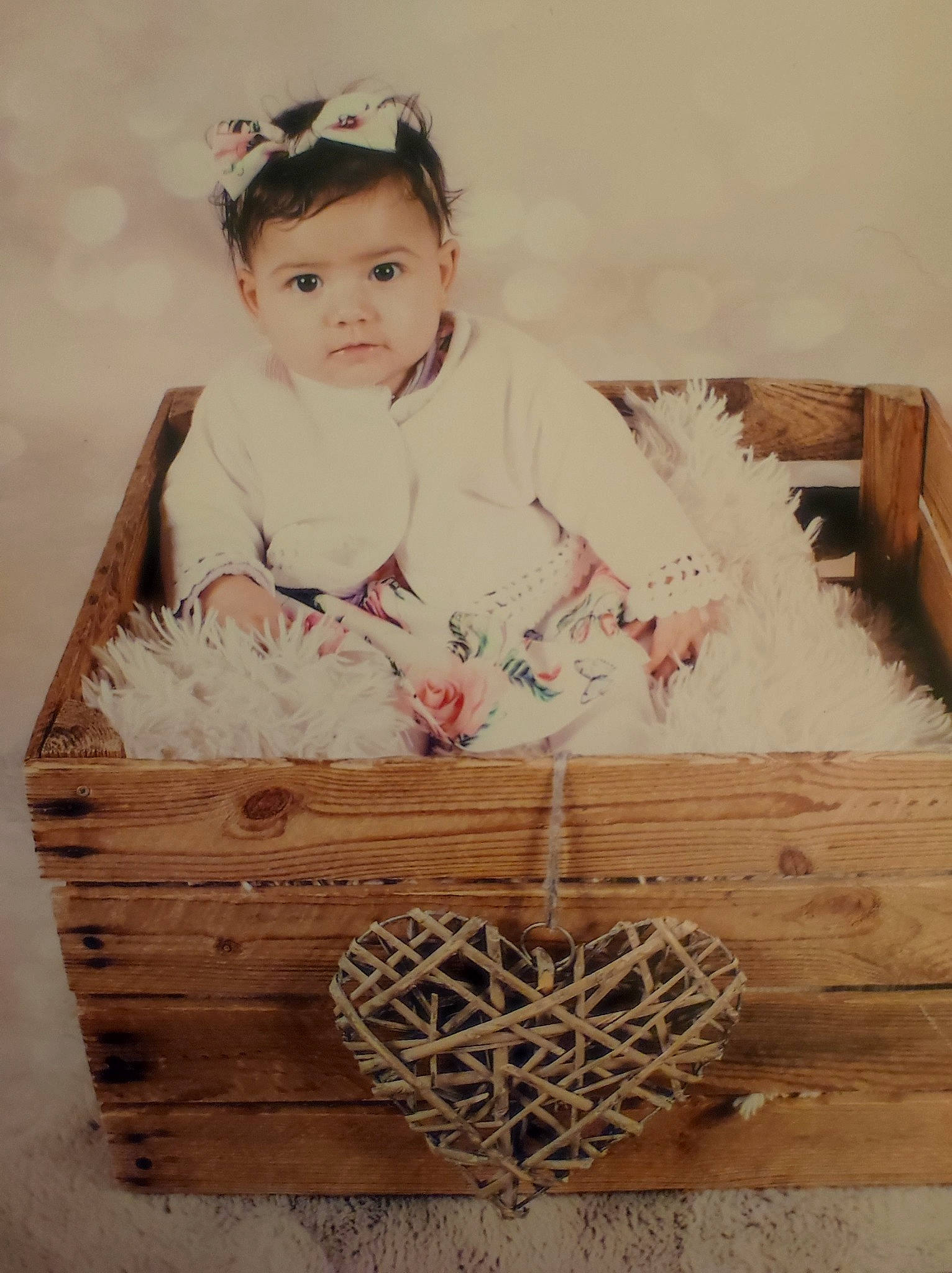 Neela a rejoint le concours — aidez-le/la à gagner de superbes lots ! baby_toddler_clothing, basket, child, embellishment, fashion_accessory, happy, hardwood, infant_bed, oval, pattern, person, picnic_basket, product, room, sitting, stock_photography, storage_basket, toddler, vintage_clothing, wicker