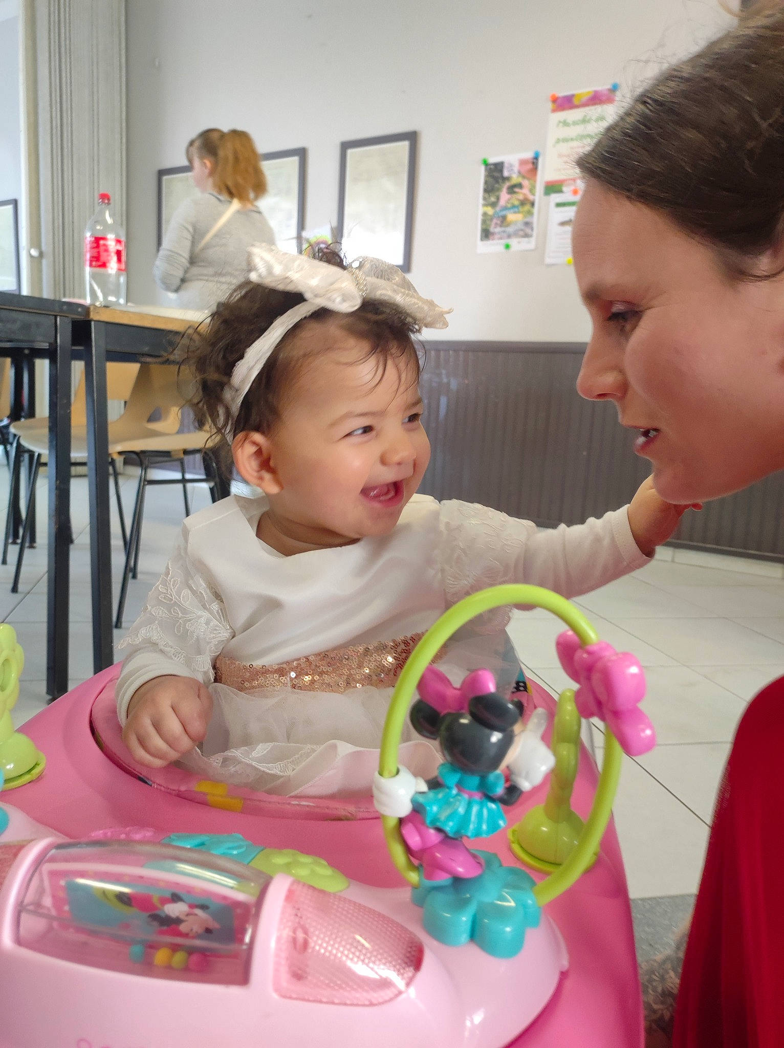 Neela a rejoint le concours — aidez-le/la à gagner de superbes lots ! baby, chair, child, event, fun, hair, happy, hat, head, organ, person, picture_frame, pink, play, riding_toy, sharing, skin, snapshot, table, toddler