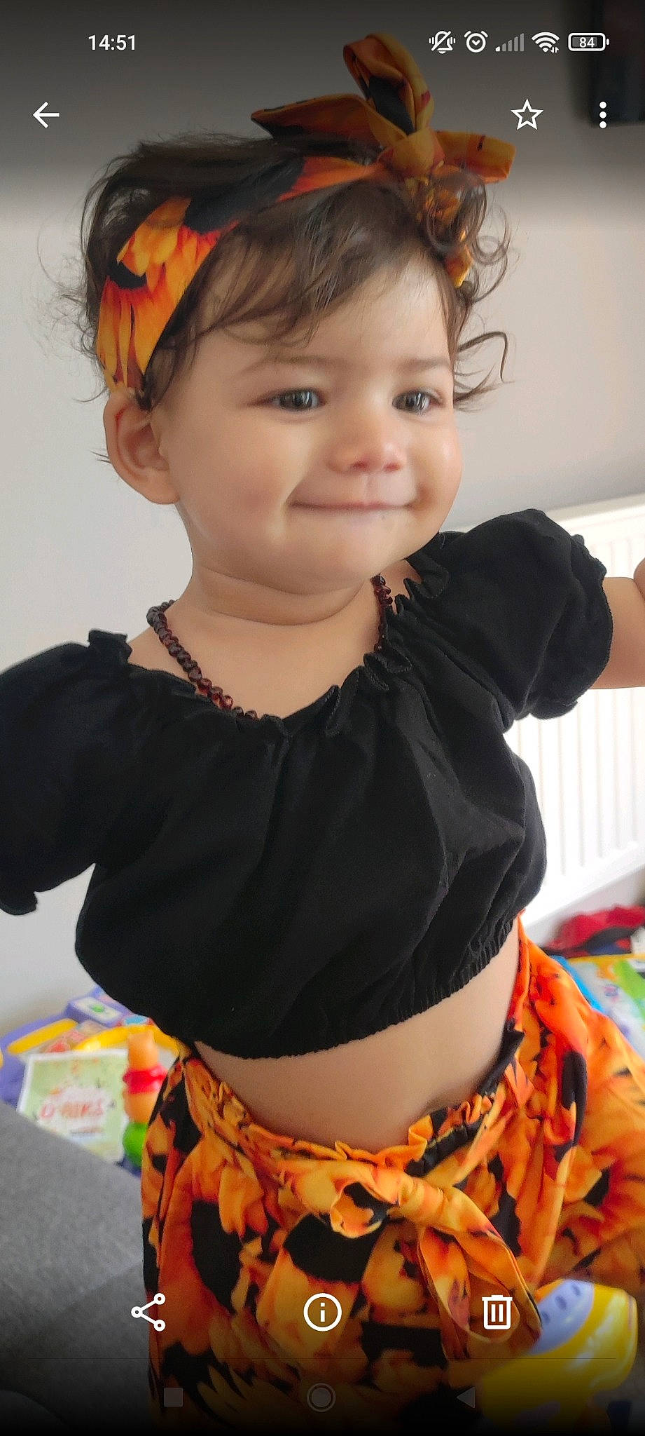 Neela a rejoint le concours — aidez-le/la à gagner de superbes lots ! baby_toddler_clothing, beauty, black, child, fashion, happy, human, iris, jewellery, joy, neck, organ, people, person, skin, sleeve, smile, t_shirt, toddler, trunk