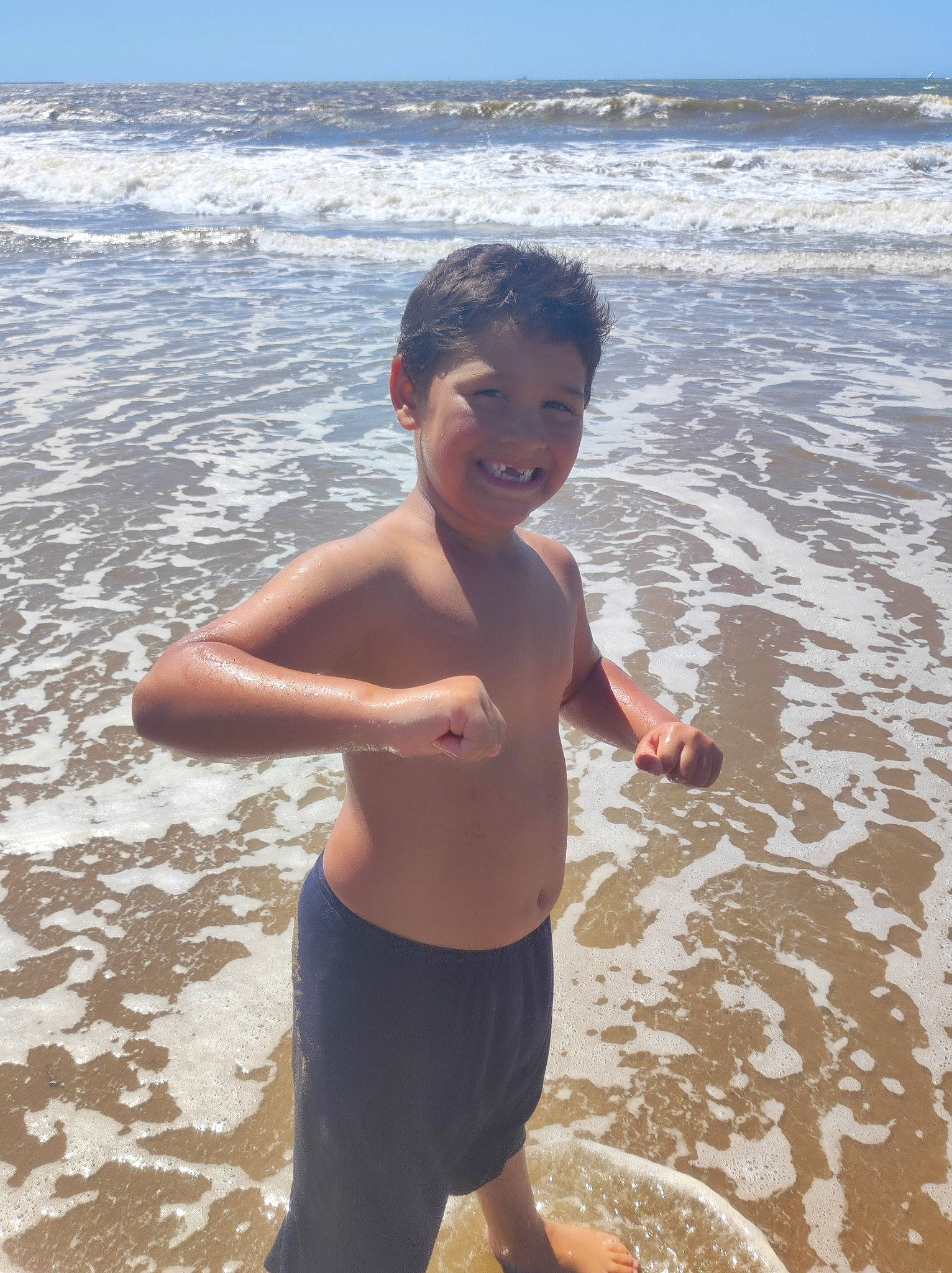 Samy a rejoint le concours — aidez-le/la à gagner de superbes lots ! barefoot, beach, chest, face, fun, hand, happy, joy, leg, leisure, people_in_nature, people_on_beach, person, photograph, shorts, sky, smile, summer, swimwear, thigh