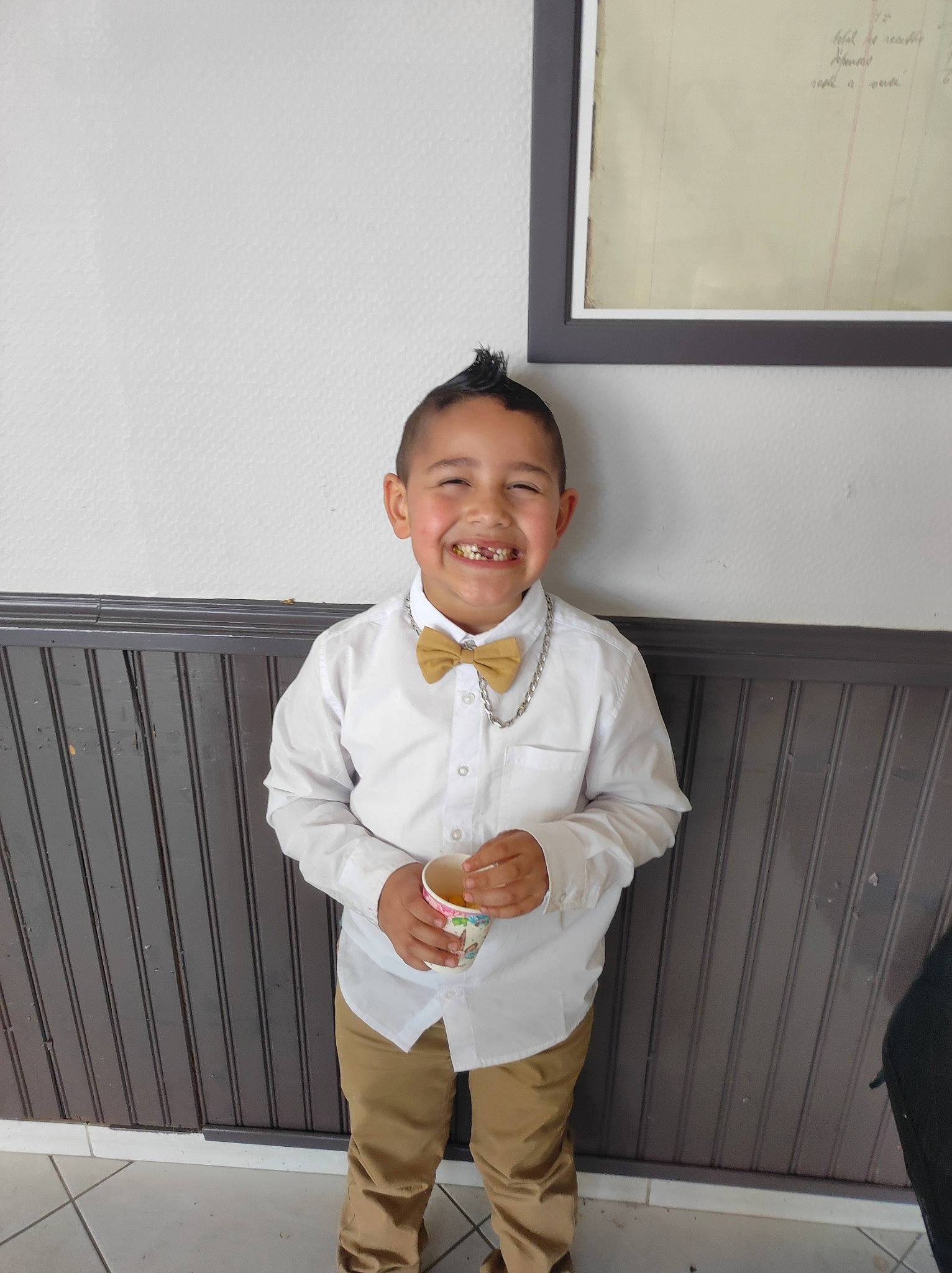 Samy participe au concours pour gagner de l'argent avec cette photo : baby_toddler_clothing, collar, dress_shirt, face, flooring, formal_wear, gesture, happy, joint, joy, khaki_pants, knee, person, room, sitting, sleeve, smile, standing, thumb, toddler