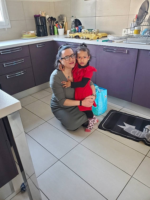 Tyana a rejoint le concours — aidez-le/la à gagner de superbes lots ! automotive_design, bag, cabinetry, chest_of_drawers, countertop, cupboard, desk, drawer, floor, flooring, joy, kitchen, kitchen_appliance, luggage_and_bags, person, property, room, shelf, shelving, smile