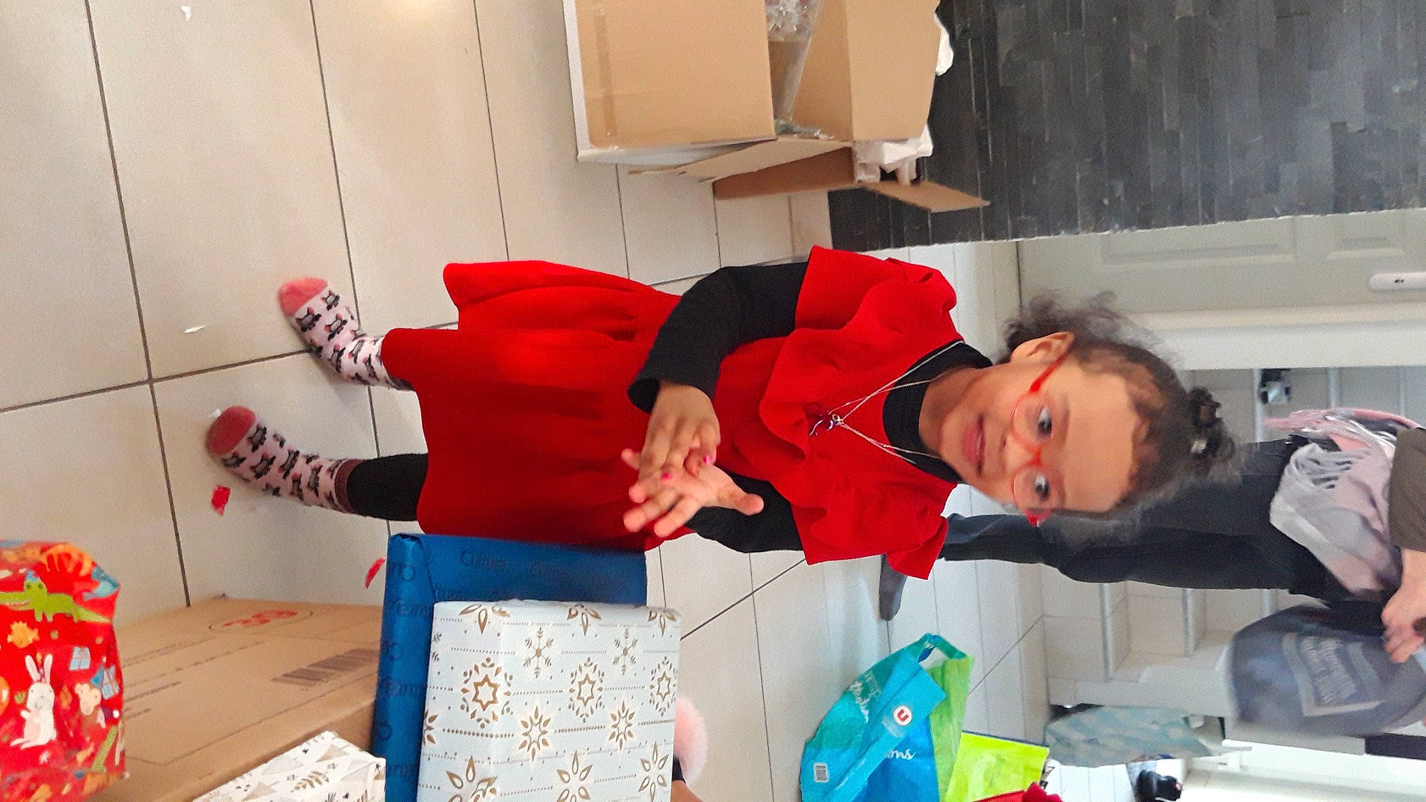 Tyana participe au concours pour gagner de l'argent avec cette photo : carmine, child, christmas, christmas_eve, costume, event, fictional_character, fun, holiday, person, room, smile, visual_arts