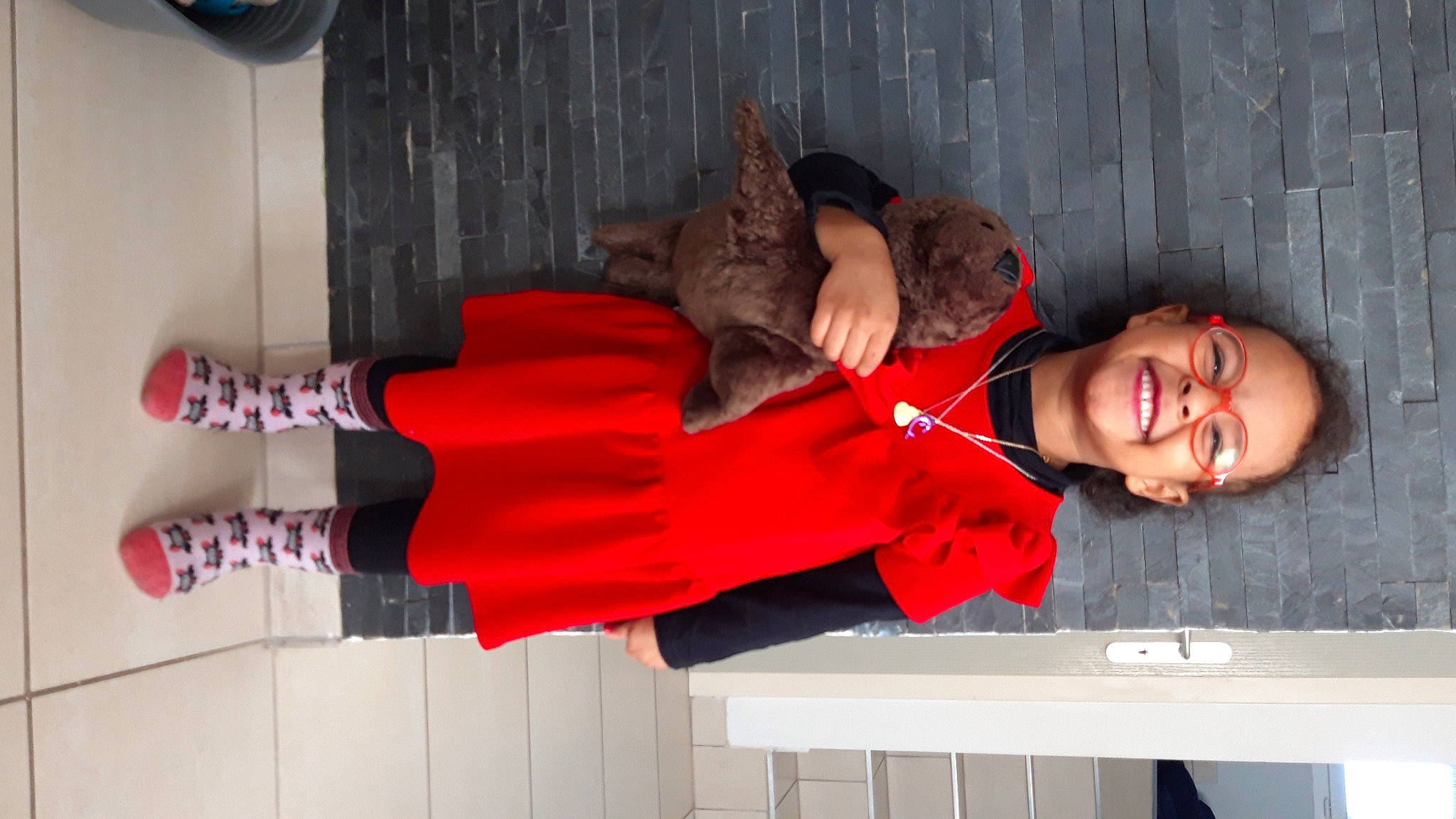 Tyana a rejoint le concours — aidez-le/la à gagner de superbes lots ! carmine, elbow, hat, human_leg, joint, joy, knee, person, red, sleeve, smile, sweatpant, thigh, walking_shoe, wrist