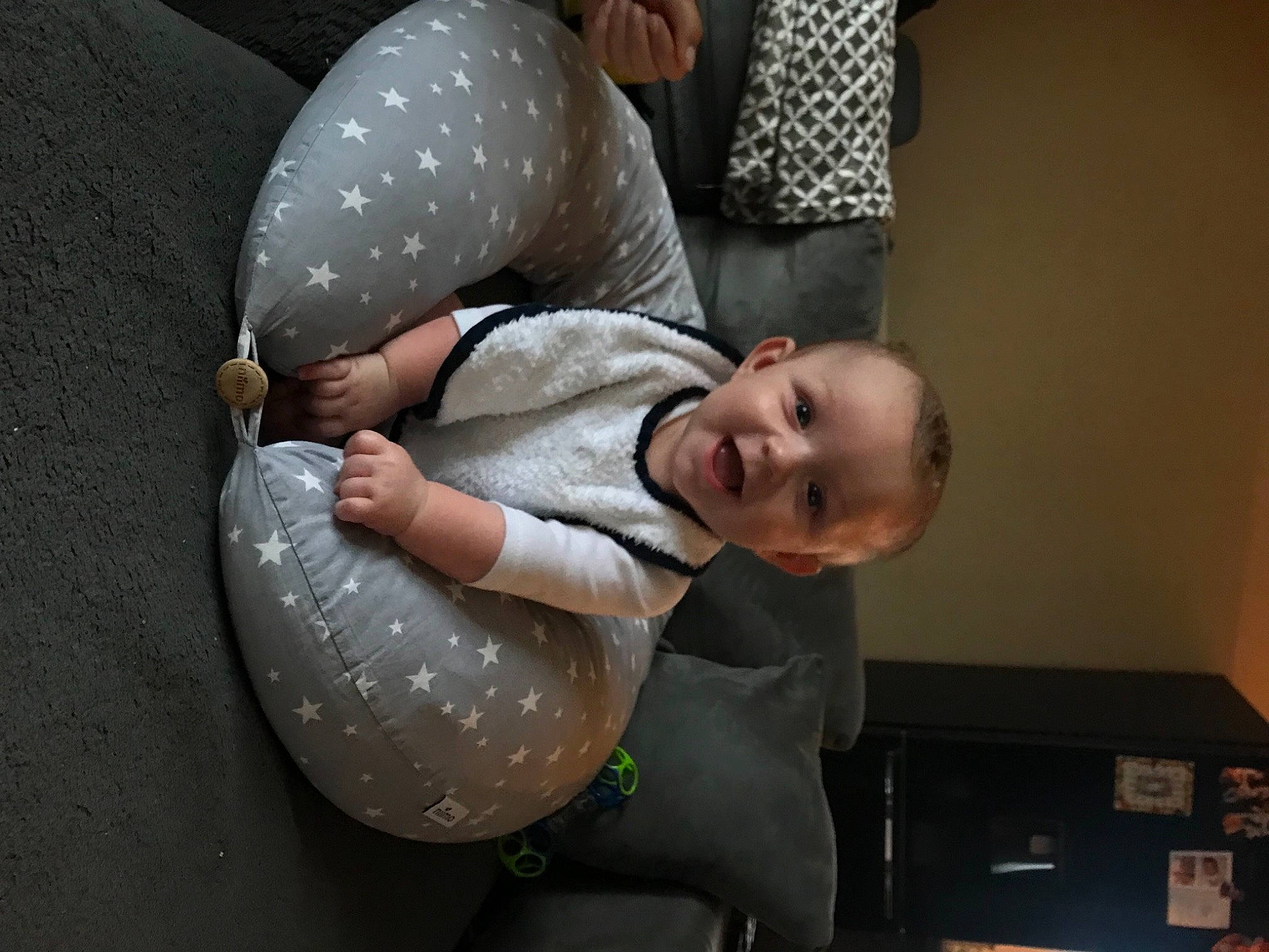 Tilio participe au concours pour gagner de l'argent avec cette photo : abdomen, arm, baby, baby_products, child, comfort, elbow, event, finger, flash_photography, fun, gesture, hand, happy, human_leg, joint, pattern, person, sitting, smile