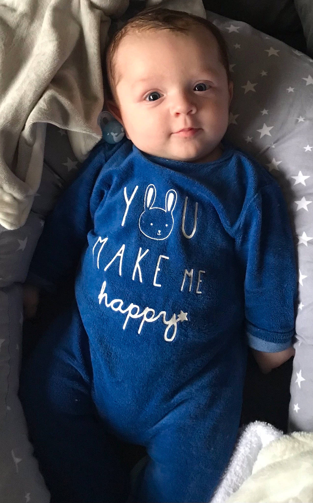 Tilio participe au concours pour gagner de l'argent avec cette photo : arm, azure, baby_toddler_clothing, cheek, chin, comfort, eye, eyebrow, face, hair, hairstyle, head, iris, lip, mouth, neck, nose, person, shoulder, skin