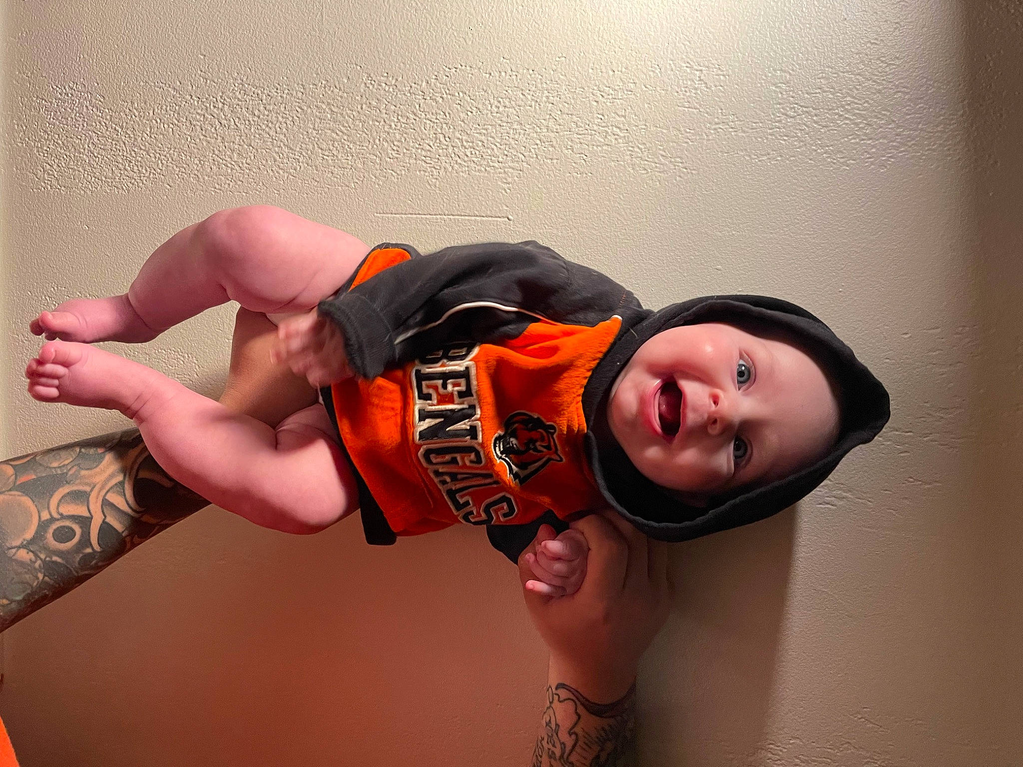 Frankie is registered to the contest to win money with this photo: abdomen, black_hair, chest, elbow, eyewear, flash_photography, happy, human_body, human_leg, jewellery, knee, neck, person, shorts, smile, sportswear, t_shirt, thigh, trunk, waist