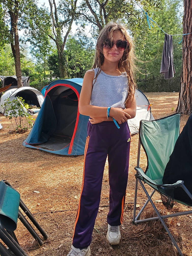 Lilou a rejoint le concours — aidez-le/la à gagner de superbes lots ! camping, chair, electric_blue, eyewear, fun, goggles, grass, joy, leisure, people_in_nature, person, recreation, shade, sitting, style, summer, sunglasses, tent, tints_and_shades, tree