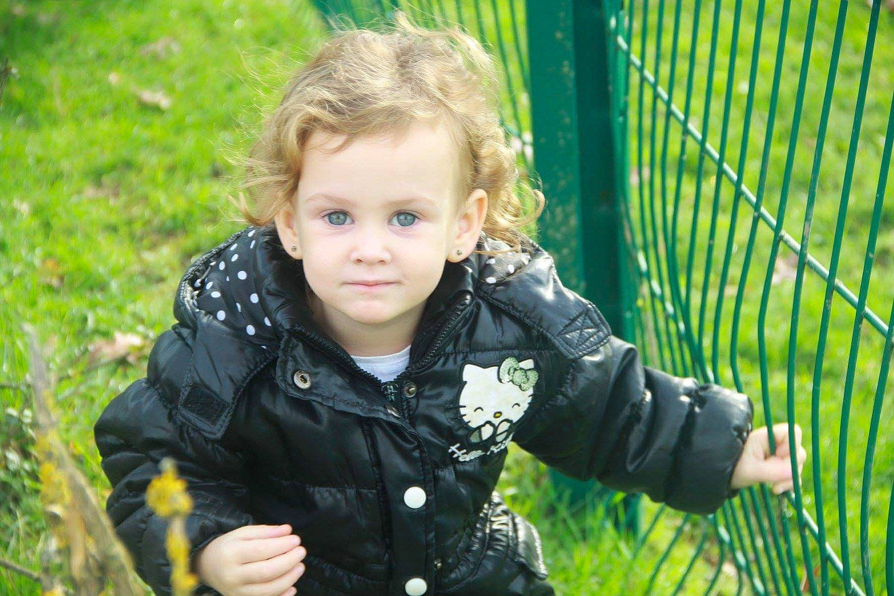 Heloine participe au concours pour gagner de l'argent avec cette photo : child, child_model, grass, lawn, people_in_nature, person, plant, play, smile, toddler