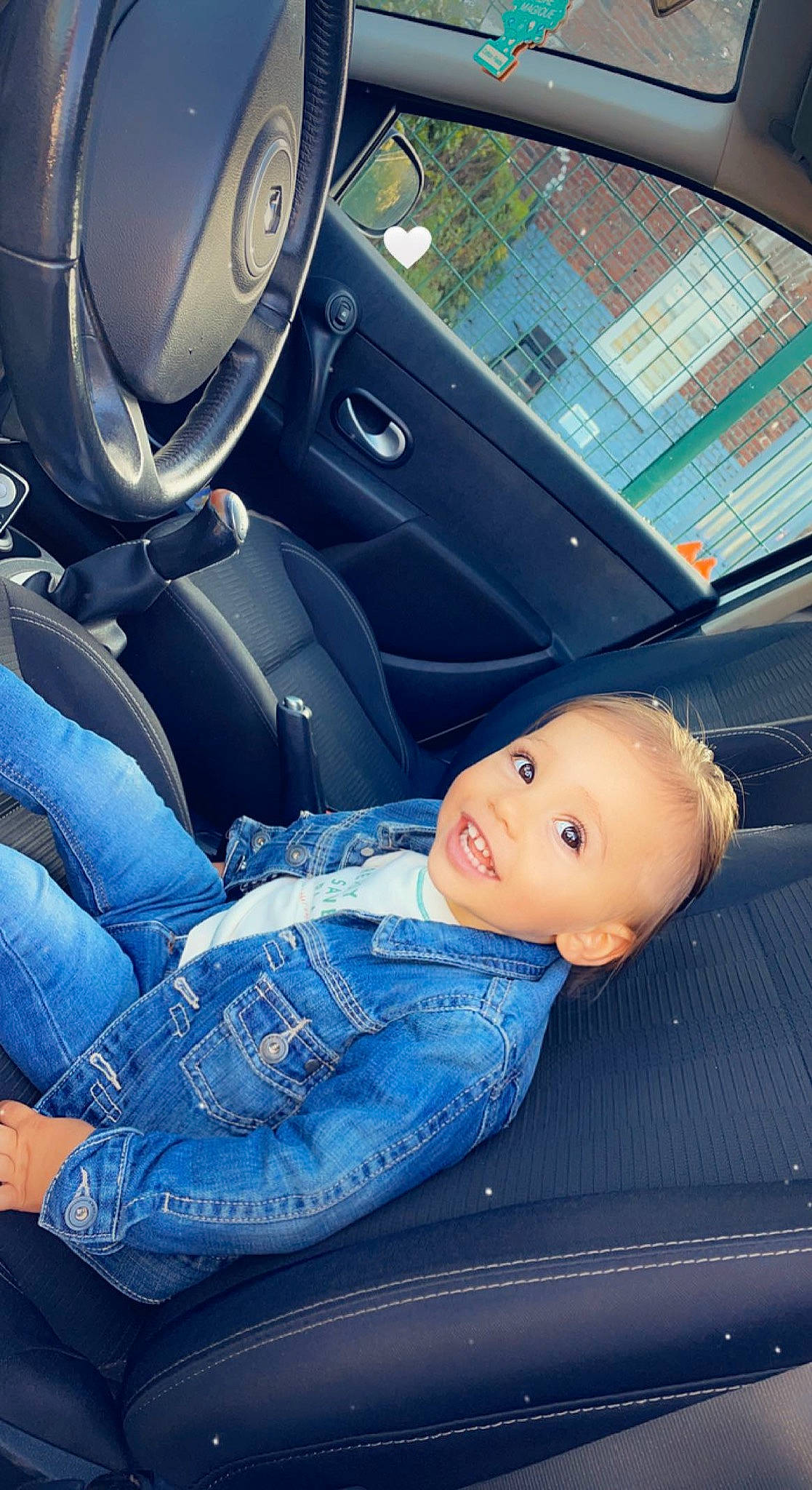Suhël participe au concours pour gagner de l'argent avec cette photo : auto_part, automotive_design, automotive_exterior, automotive_lighting, automotive_tire, blue, car, car_seat, car_seat_cover, comfort, electric_blue, gear_shift, motor_vehicle, person, personal_luxury_car, plant, smile, steering_wheel, toddler, vehicle
