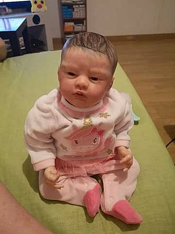 Emma participe au concours pour gagner de l'argent avec cette photo : baby, cheek, child, face, facial_expression, head, mouth, person, play, sitting, skin, smile, toddler, tummy_time