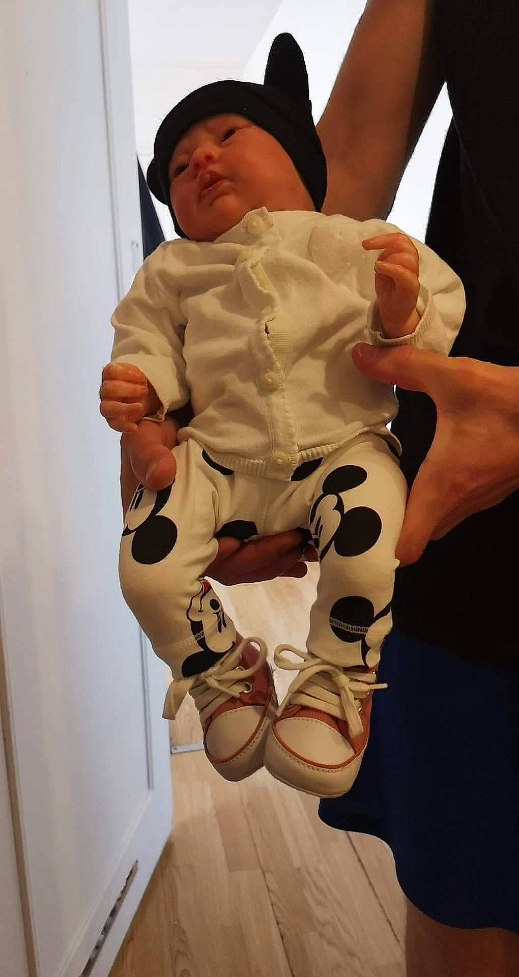 Emma a rejoint le concours — aidez-le/la à gagner de superbes lots ! arm, baby, child, hand, headwear, leg, person, thumb, toddler