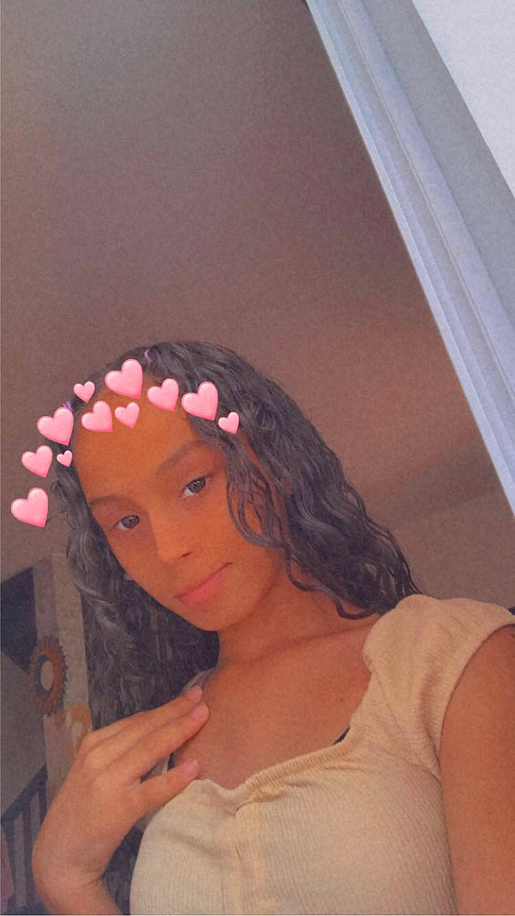 Jennifer a rejoint le concours — aidez-le/la à gagner de superbes lots ! black_hair, chest, chin, cool, eyebrow, eyelash, fashion_design, flash_photography, hair, hairstyle, happy, headpiece, lip, long_hair, magenta, mouth, neck, person, pink, selfie