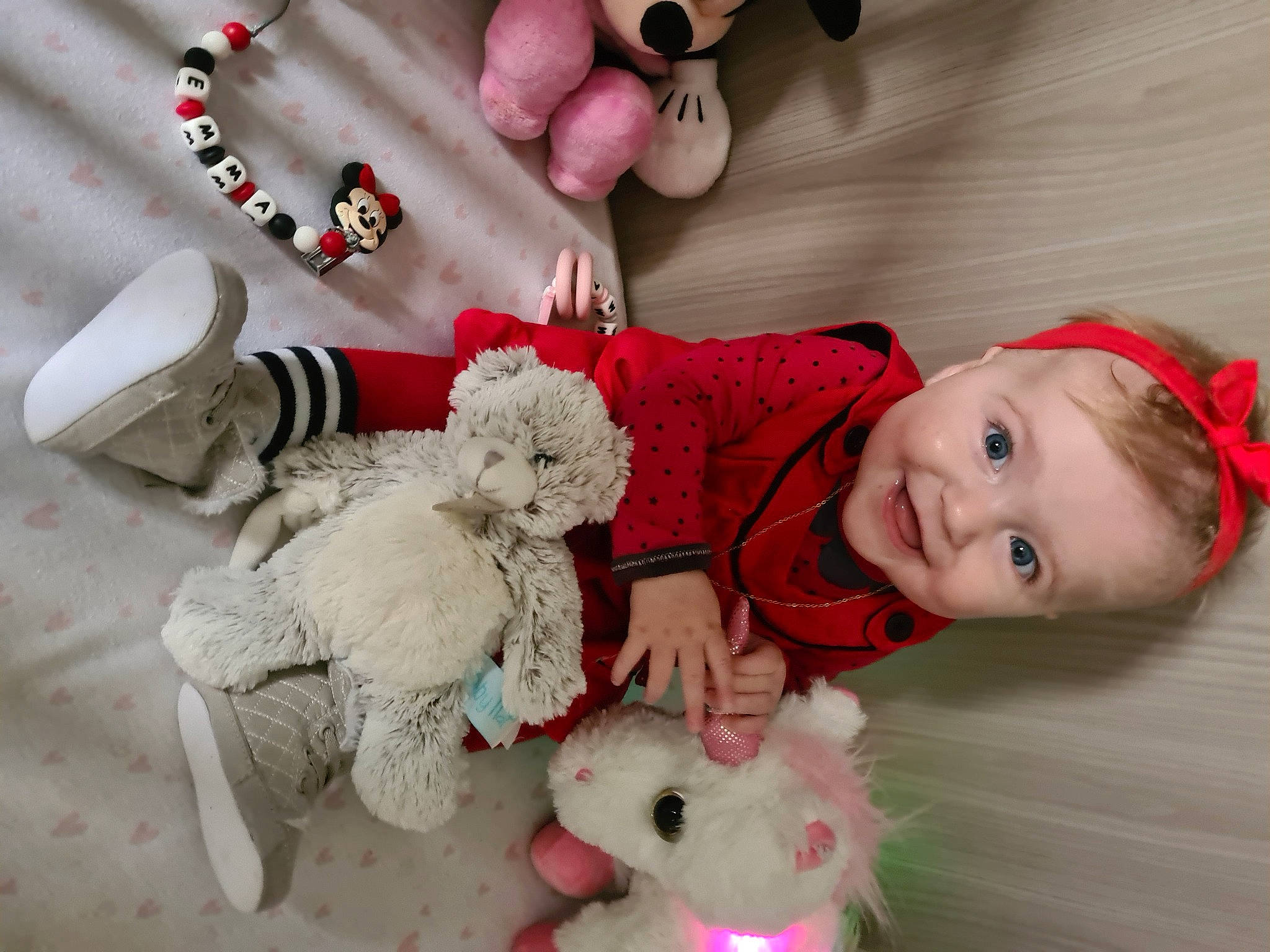 Emma a rejoint le concours — aidez-le/la à gagner de superbes lots ! baby, baby_toddler_clothing, beauty, child, comfort, dress, foot, gesture, happy, human_leg, joy, nail, person, pink, skin, smile, stuffed_toy, textile, toddler, toy