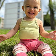 Kaïly a rejoint le concours — aidez-le/la à gagner de superbes lots ! baby, babylaughing, backyard, clothing, face, grass, happy, head, laughing, lawn, nature, outdoors, pants, person, photography, plant, portrait, shorts, sitting, smile