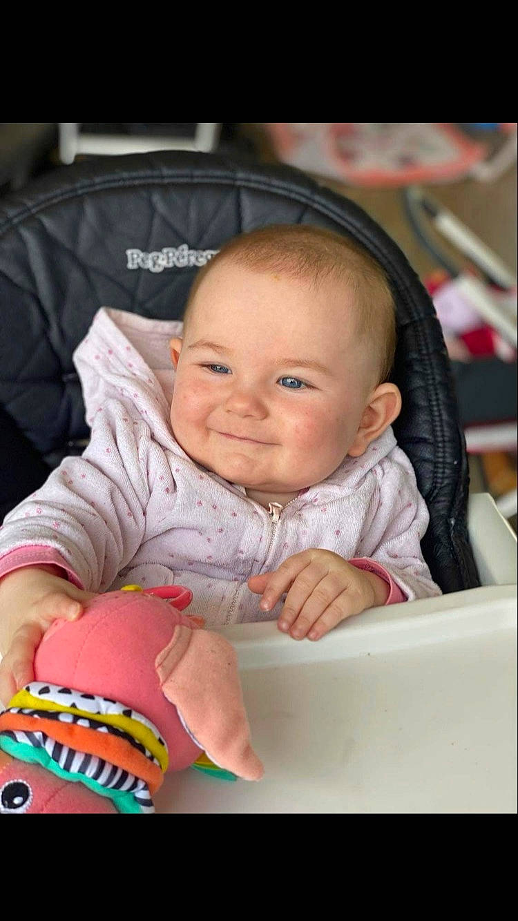 Leyla participe au concours pour gagner de l'argent avec cette photo : baby, baby_carriage, baby_playing_with_toys, baby_products, baby_safety, baby_toddler_clothing, bib, cheek, child, comfort, facial_expression, fun, happy, joy, mouth, person, product, sitting, skin, sleeve