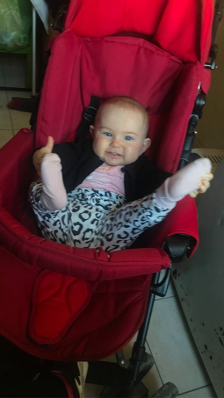 Leyla participe au concours pour gagner de l'argent avec cette photo : armrest, baby, baby_carriage, baby_products, baby_toddler_clothing, car_seat, chair, child, comfort, fun, lap, leisure, magenta, person, room, sitting, smile, toddler, vacation