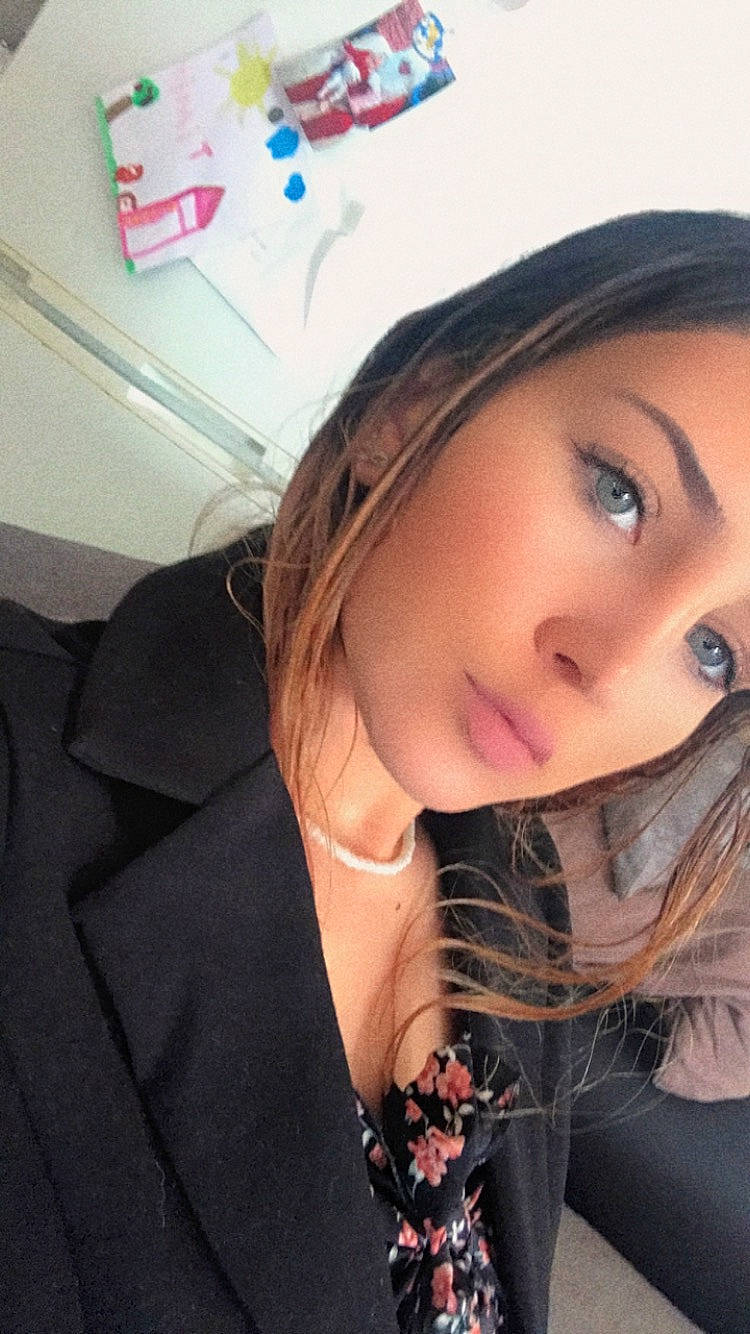 Lol a rejoint le concours — aidez-le/la à gagner de superbes lots ! bangs, black_hair, cap, cool, cosmetics, eyebrow, eyelash, eyewear, flash_photography, gesture, happy, layered_hair, lip, lipstick, mouth, neck, person, pink, skin, smile