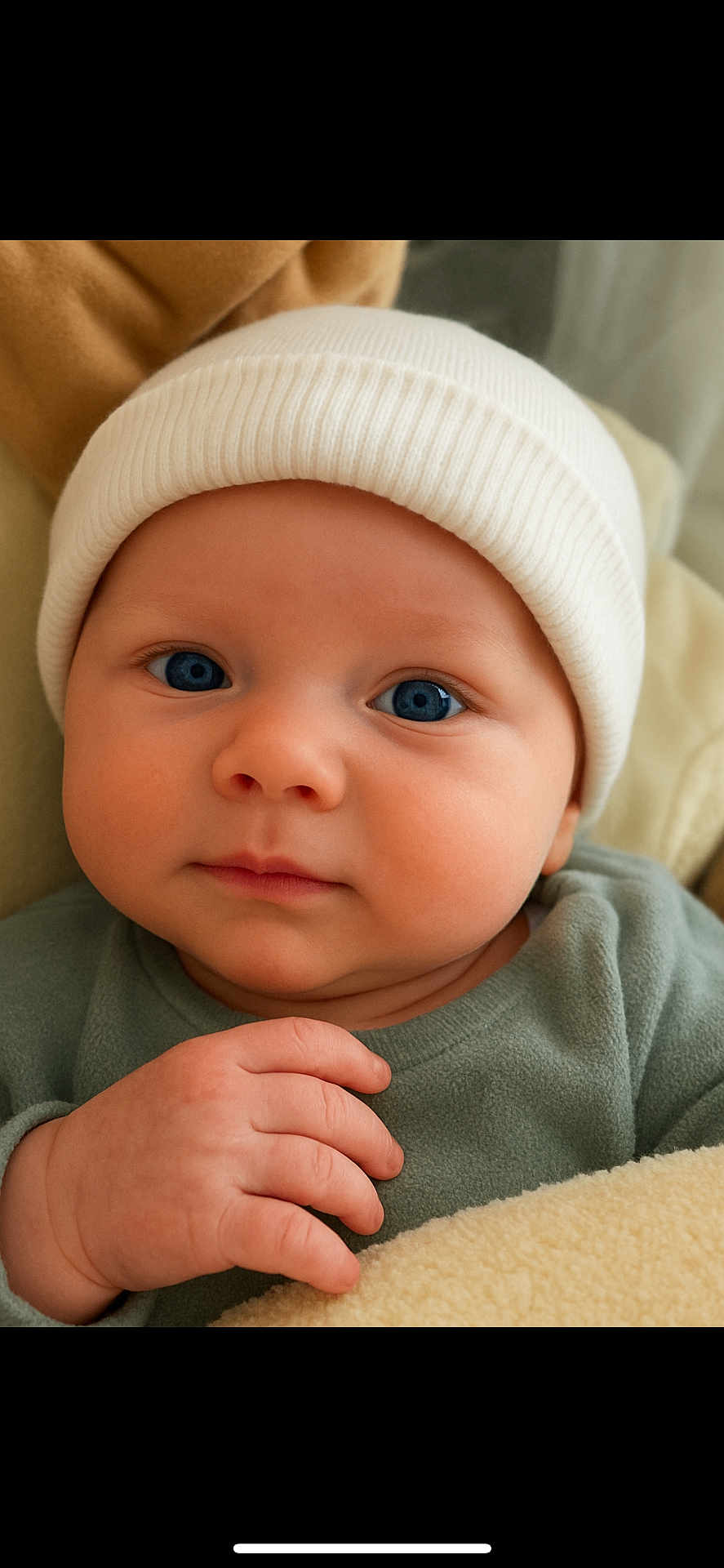 Liam a rejoint le concours — aidez-le/la à gagner de superbes lots ! baby, blanket, blue_eyes, child, close_up, cute, face, green_outfit, hand, headwear, indoor, infant, newborn, portrait, resting, skin, soft_texture, warm, white_hat, young