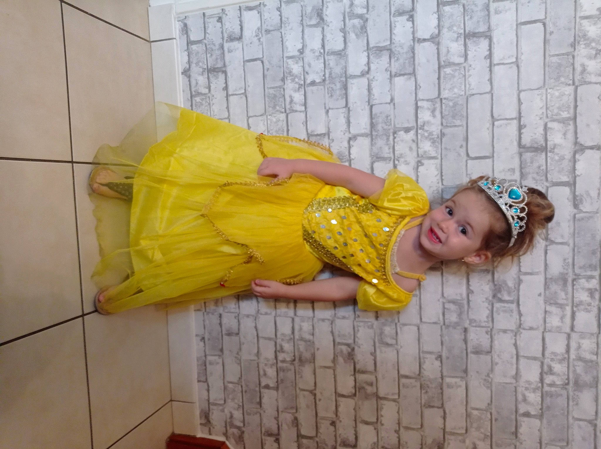 Milla a rejoint le concours — aidez-le/la à gagner de superbes lots ! baby_toddler_clothing, child, comfort, flooring, fun, happy, hat, human_leg, leg, magenta, pattern, person, room, sunglasses, textile, thigh, toddler, visual_arts, wood