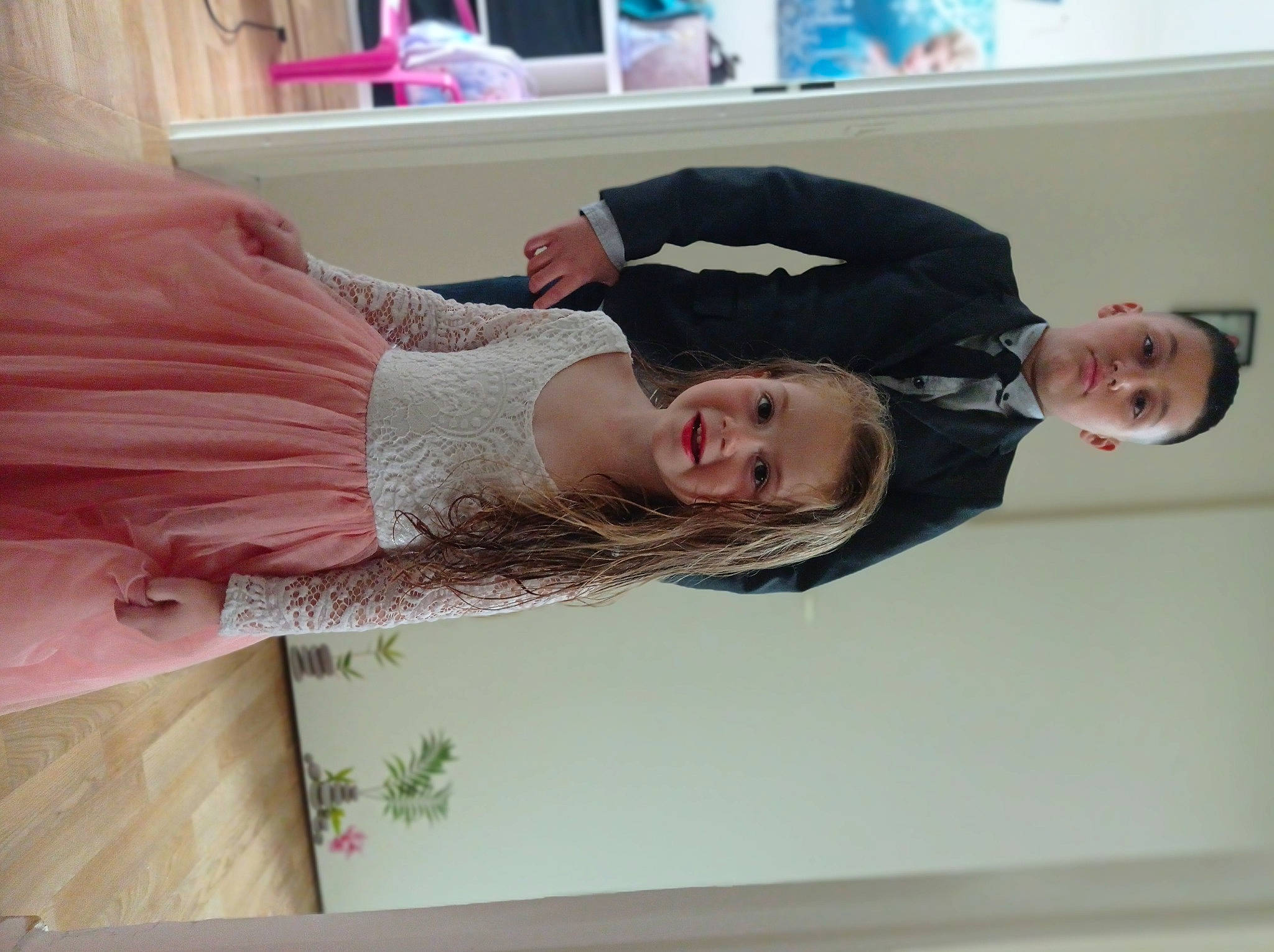 Milla a rejoint le concours — aidez-le/la à gagner de superbes lots ! bridal_accessory, bridal_clothing, bride, event, formal_wear, fun, gesture, gown, happy, jewellery, joint, magenta, person, plant, room, smile, wedding, wedding_dress