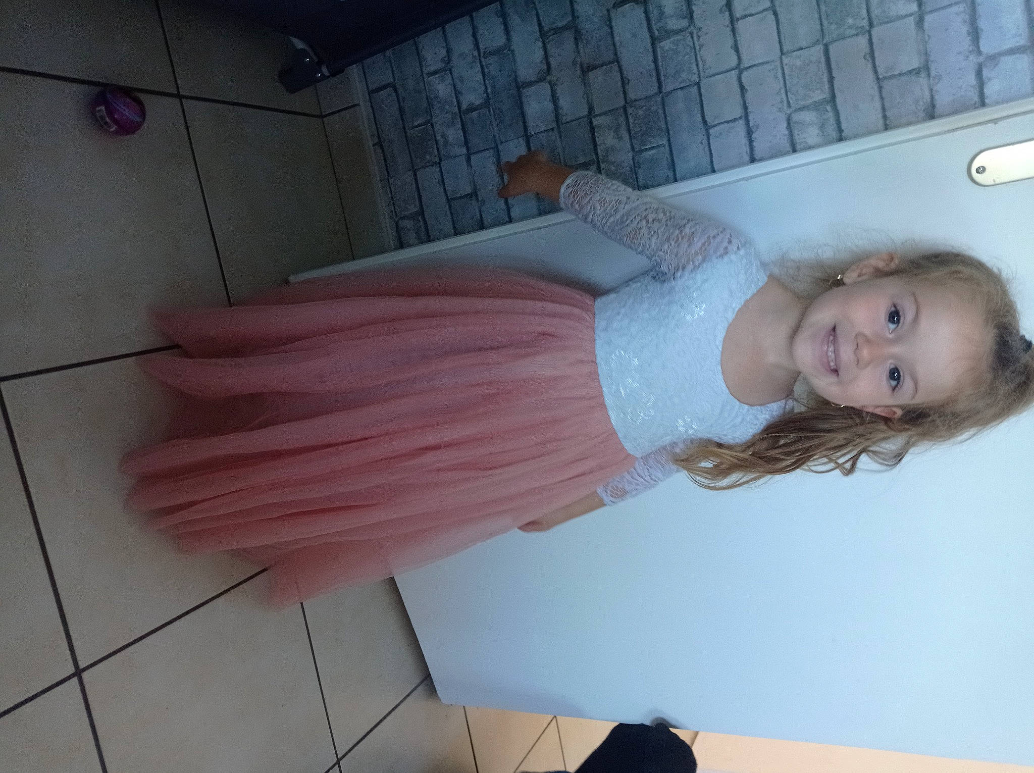 Milla a rejoint le concours — aidez-le/la à gagner de superbes lots ! arm, comfort, day_dress, dress, elbow, finger, flooring, hair, human_leg, joint, joy, leg, long_hair, magenta, person, pink, shoulder, skin, thigh, trunk