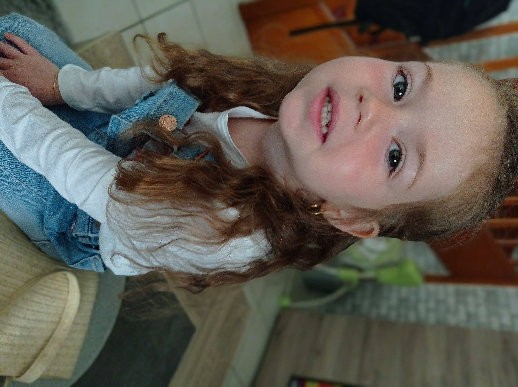 Milla a rejoint le concours — aidez-le/la à gagner de superbes lots ! blond, brown_hair, child, eyelash, flash_photography, flooring, fun, gesture, hair_coloring, happy, long_hair, nose, organ, person, room, sitting, skin, smile, toddler, tree