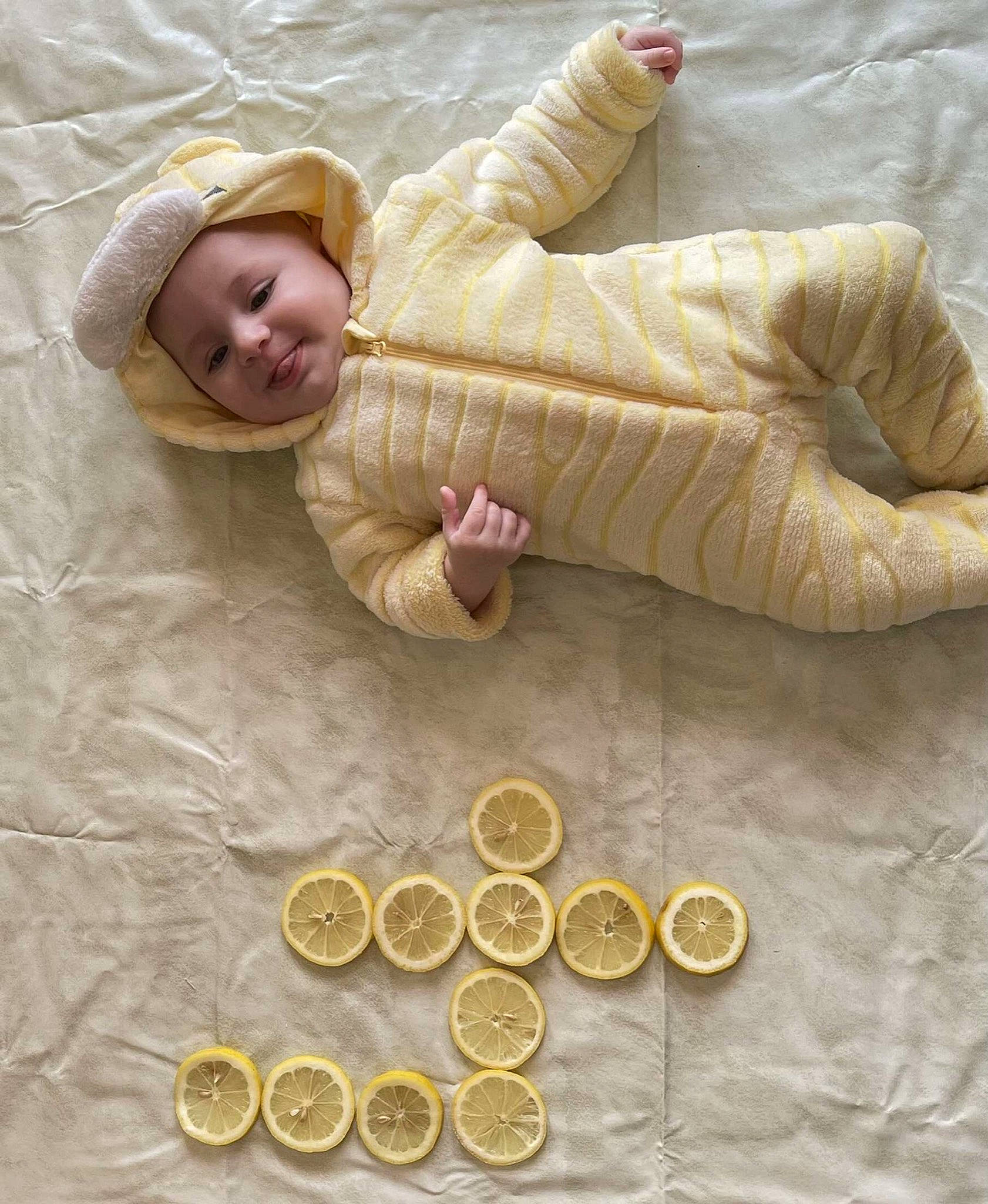Thyam participe au concours pour gagner de l'argent avec cette photo : baby, baby_toddler_clothing, cash, child, coin, comfort, currency, face, flooring, gesture, headwear, money, money_handling, person, saving, skin, sleeve, smile, textile, toddler