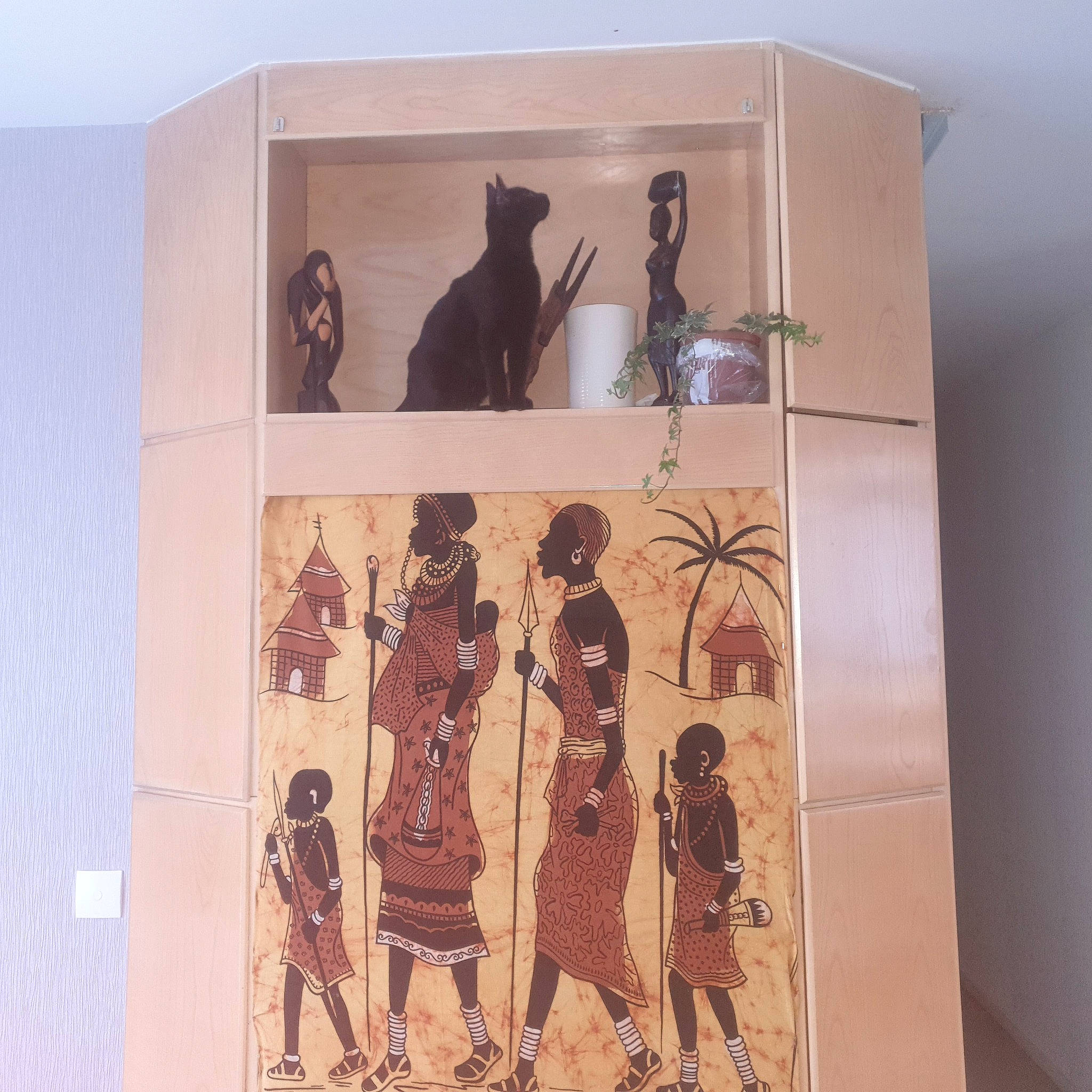 Roby participe au concours pour gagner de l'argent avec cette photo : art, box, brown, carton, collection, drawing, graphic_design, illustration, modern_art, packaging_and_labeling, painting, paper, paper_product, pattern, rectangle, room, tourist_attraction, visual_arts, watercolor_paint, wood