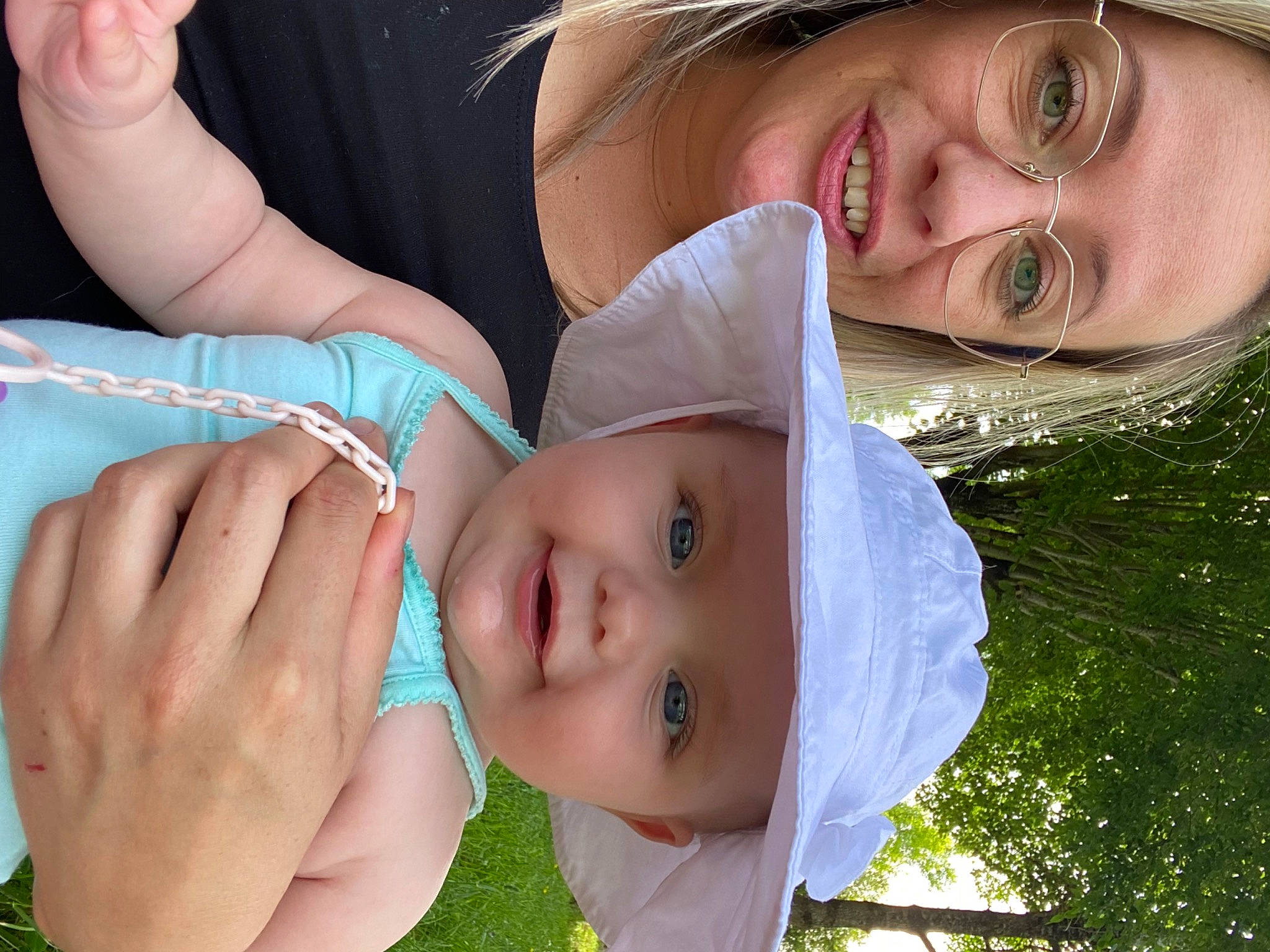 Romy a rejoint le concours — aidez-le/la à gagner de superbes lots ! eye, face, facial_expression, finger, gesture, grass, green, happy, hat, headgear, headwear, interaction, joy, leisure, lip, mouth, nose, organ, people_in_nature, person