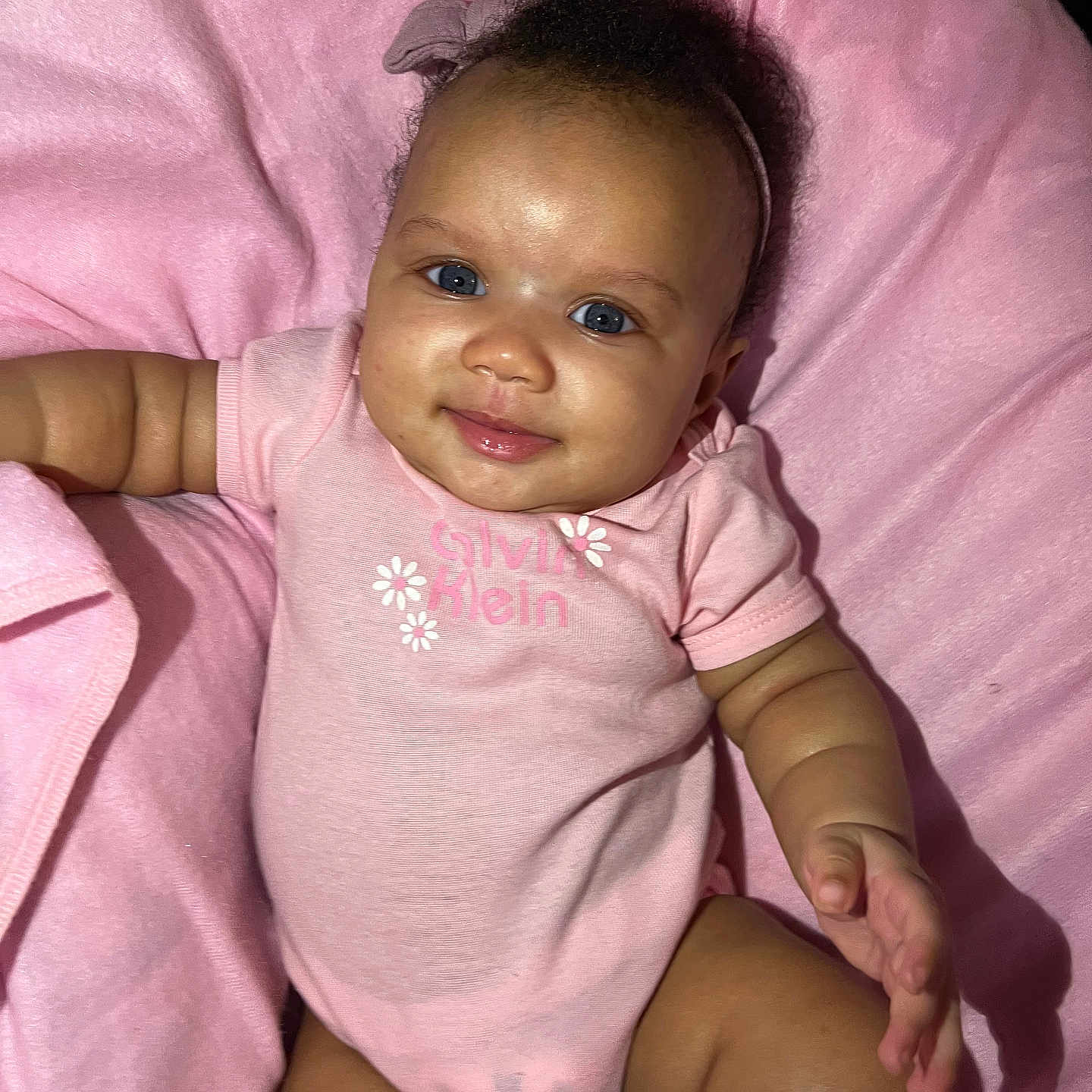 Royal is registered to the contest to win money with this photo: baby, babylaughing, bodypart, clothing, cushion, face, finger, furniture, hand, happy, head, homedecor, laughing, newborn, person, photography, portrait, sitting, smile, t_shirt