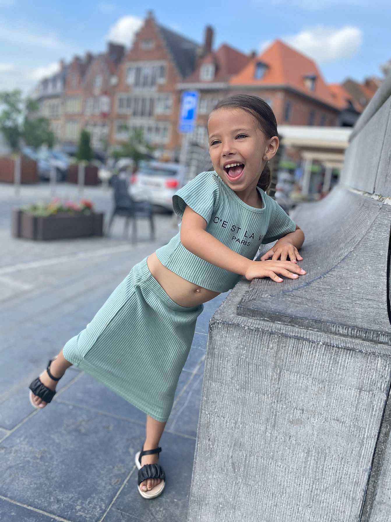 Sinem a rejoint le concours — aidez-le/la à gagner de superbes lots ! asphalt, city, cloud, electric_blue, fun, happy, human_body, human_leg, leisure, person, plant, recreation, sandal, shoulder, sky, sleeve, smile, street_fashion, t_shirt, toddler