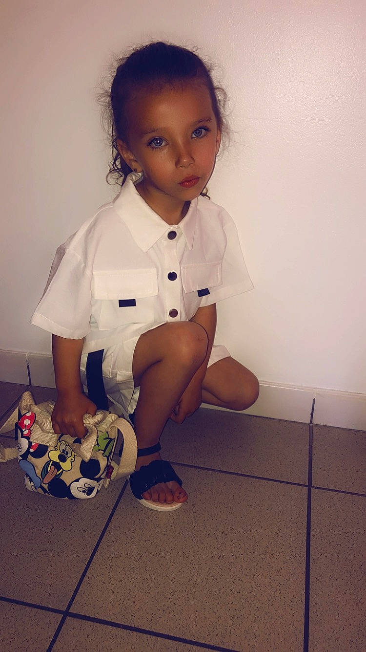 Sinem participe au concours pour gagner de l'argent avec cette photo : baby_toddler_clothing, black_hair, child, elbow, flooring, happy, human_leg, joint, knee, neck, person, shorts, sitting, skin, sleeve, sportswear, t_shirt, thigh, toddler, uniform