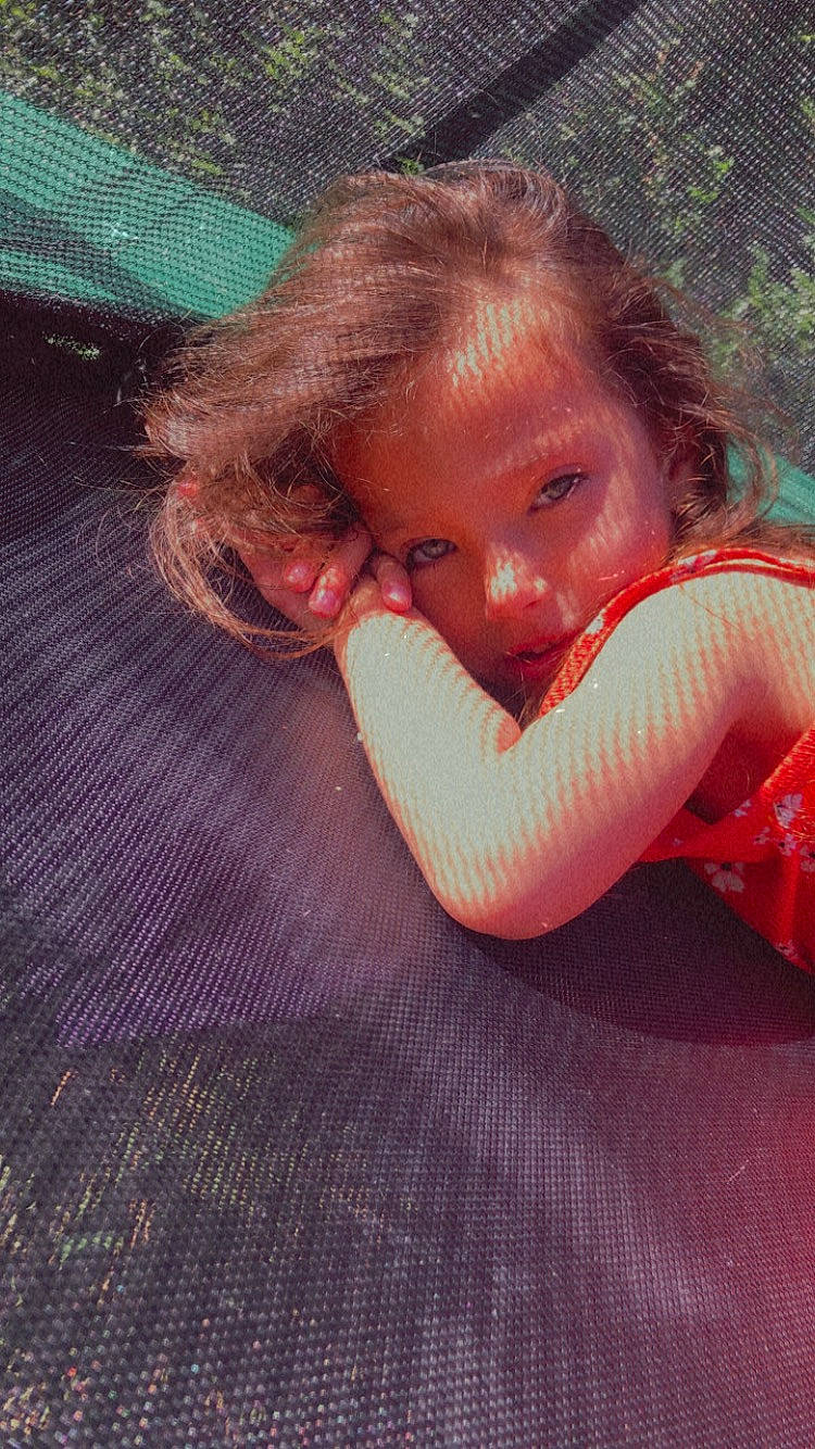 Sinem participe au concours pour gagner de l'argent avec cette photo : brown_hair, comfort, eye, eyebrow, eyelash, fawn, flash_photography, flooring, fun, grass, happy, human_body, human_leg, iris, leisure, lip, long_hair, people_in_nature, person, recreation