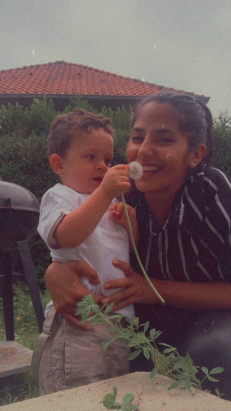 Sinem participe au concours pour gagner de l'argent avec cette photo : baby, botany, event, eye, face, fun, gesture, grass, happy, head, interaction, iris, joy, mouth, person, plant, skin, sky, smile, temple