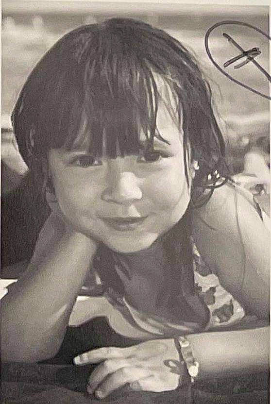 Milla a rejoint le concours — aidez-le/la à gagner de superbes lots ! bangs, black, black_and_white, chin, cool, eyebrow, eyelash, face, flash_photography, forehead, gesture, hair, hairstyle, happy, iris, jaw, joy, lip, nose, person