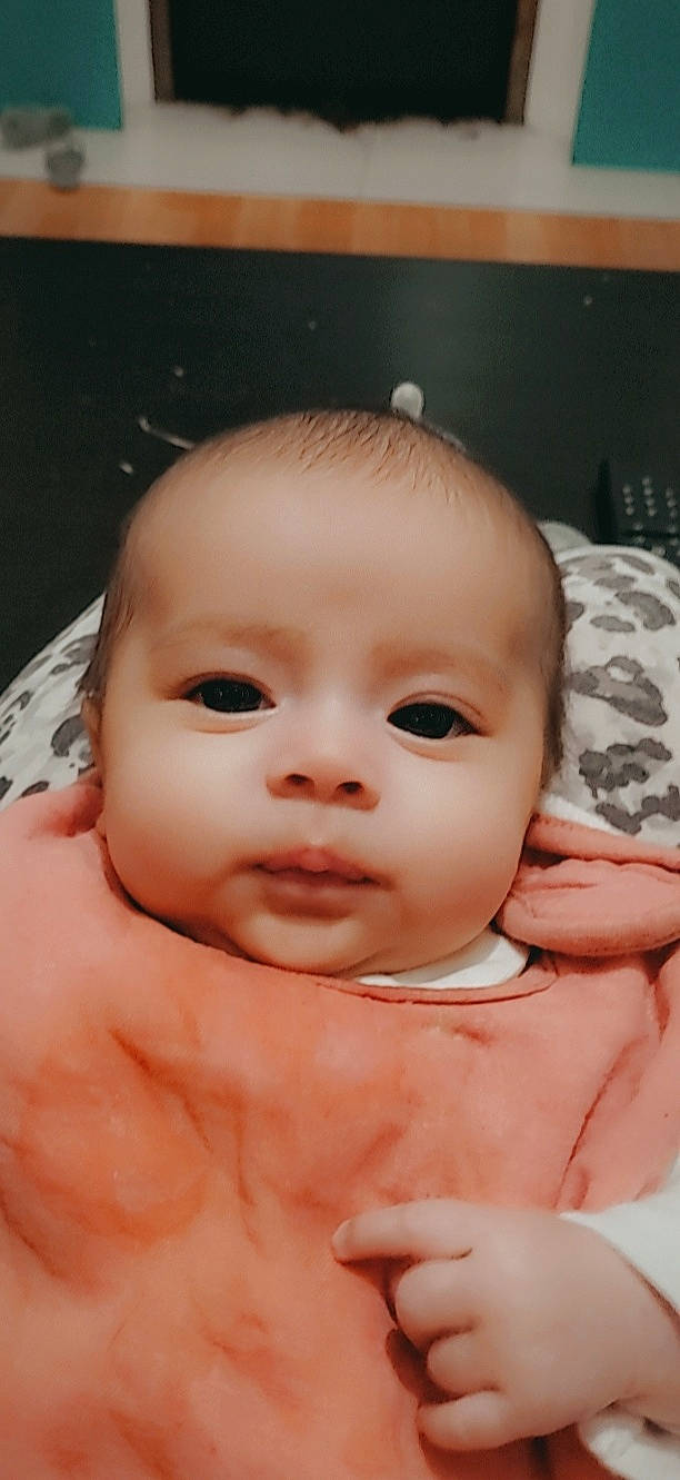 June participe au concours pour gagner de l'argent avec cette photo : arm, baby, cheek, ear, eye, eyebrow, eyelash, forehead, hair, hand, head, human_body, iris, jaw, lip, mouth, neck, nose, person, skin